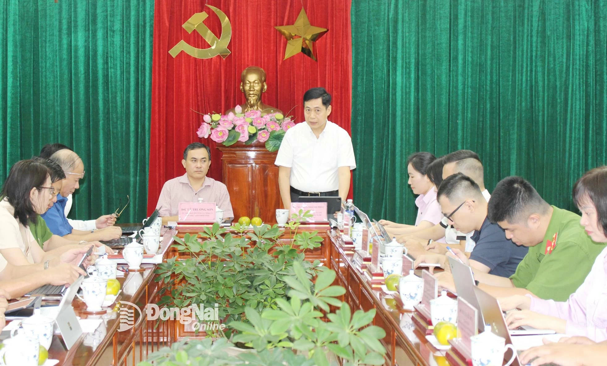 Ông Nguyễn Thành Phúc, Cục trưởng Cục Chuyển đổi số quốc gia, Trưởng đoàn kiểm tra, phát biểu tại buổi làm việc. Ảnh: H.Thảo