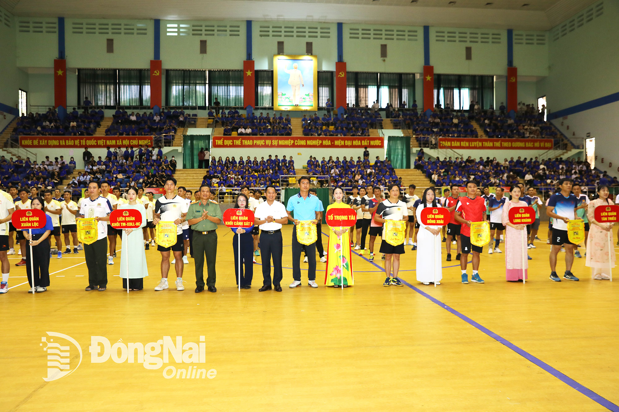 Phó Giám đốc Công an tỉnh, đại tá Dương Văn Mạnh cùng các đại biểu, đội bóng tham dự giải tại lễ khai mạc. Ảnh: Huy Anh