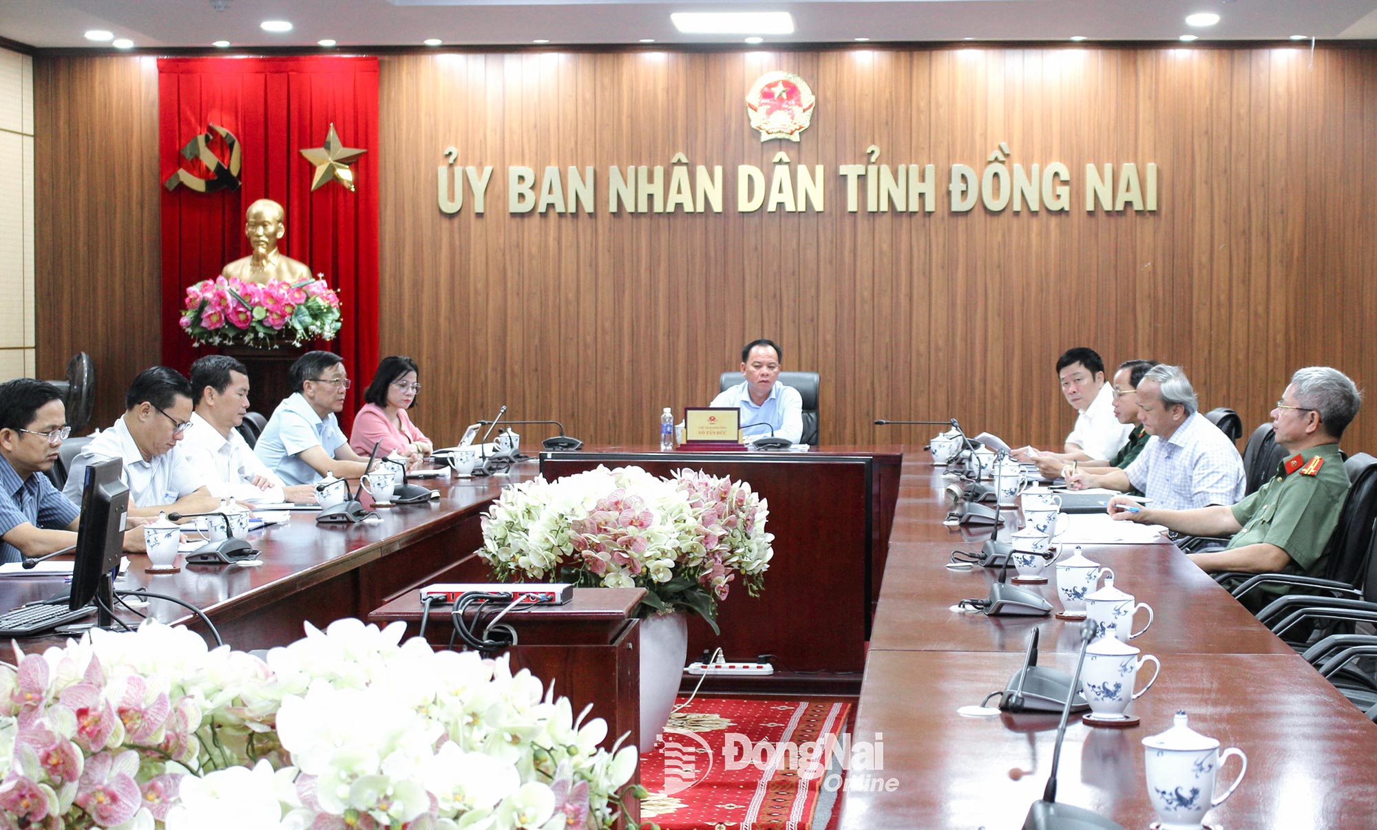 Phó Bí thư Tỉnh ủy, Chủ tịch UBND tỉnh Đồng Nai Võ Tấn Đức chủ trì tại điểm cầu Đồng Nai. Ảnh: Hồ Thảo