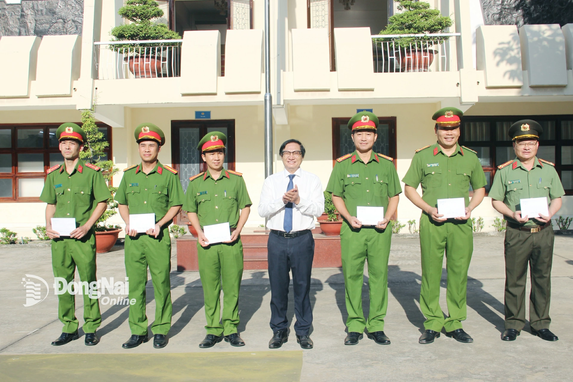 Lãnh đạo UBND tỉnh trao thưởng cho các tập thể, cá nhân Công an tỉnh tham gia triệt phá vụ án rửa tiền trên không gian mạng (tháng 2-2025). Ảnh: Trần Danh