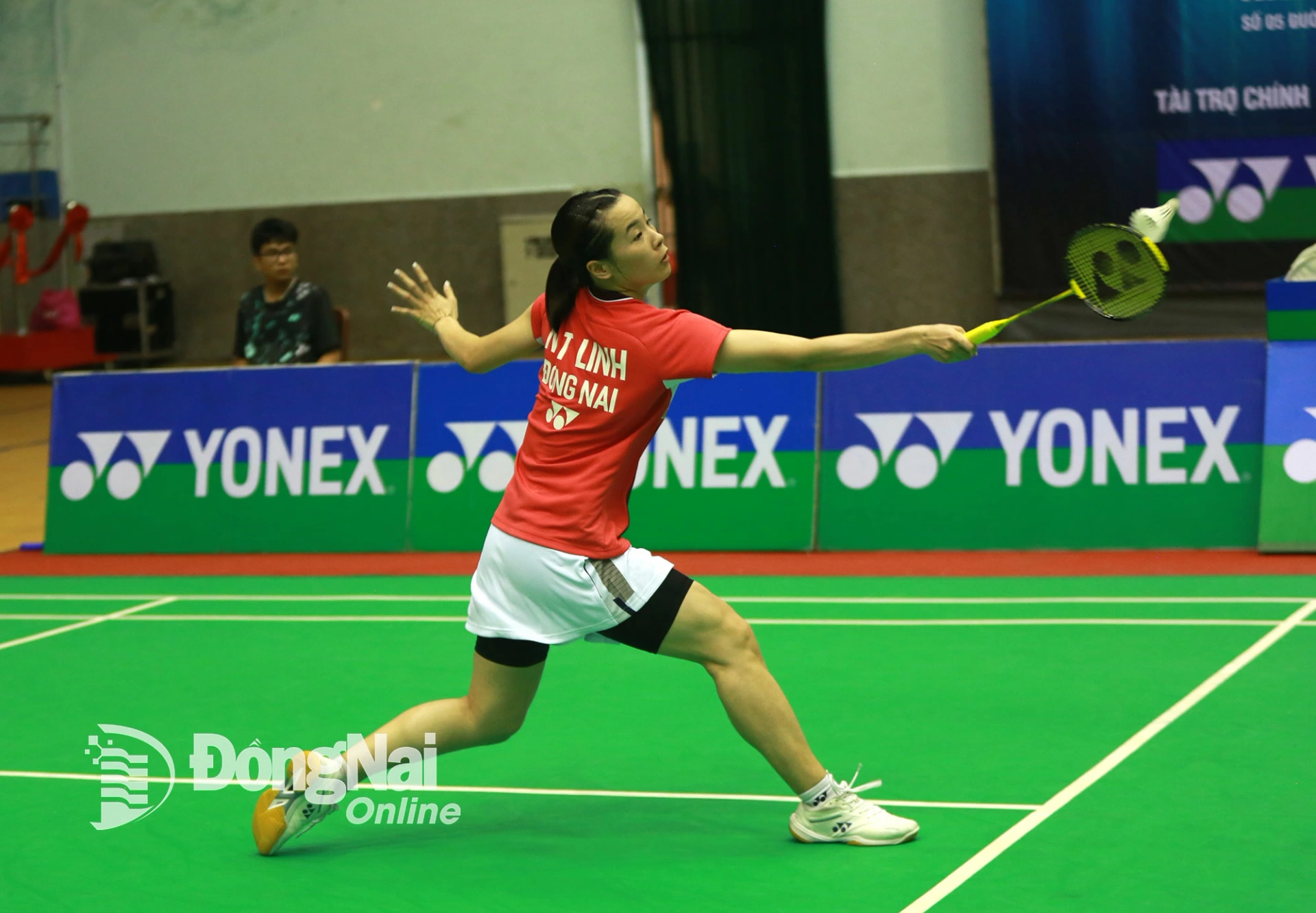 Tran Thi Phuong Thuy (Bac Ninh, blue shirt) created a thrilling and dramatic womens singles final match with Nguyen Thuy Linh. Photo: Huy Anh