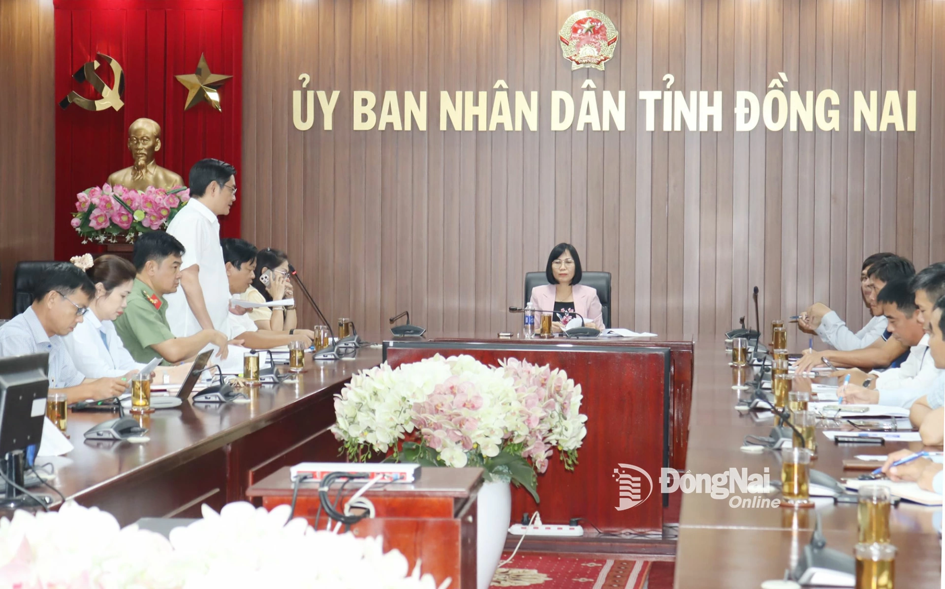 Deputy Director of the Dong Nai Department of Agriculture and Environment Tran Trong Toan reports progress on legal procedures for quarries and the allocation of construction materials for key southern transport projects. Photo: Hoang Loc