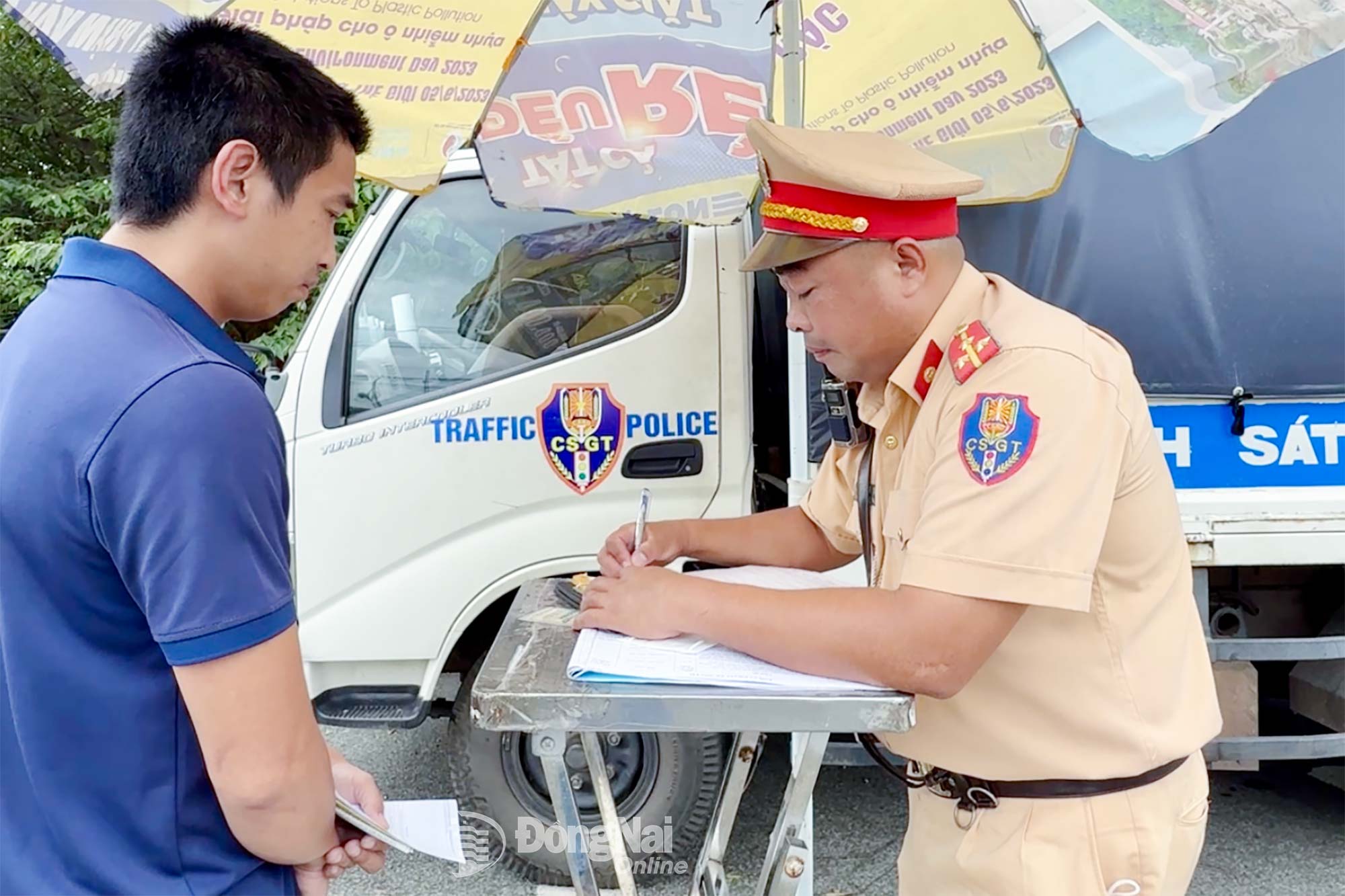 Lực lượng cảnh sát giao thông lập biên bản vi phạm hành chính với tài xế xe khách trên quốc lộ 1, đoạn qua xã Trảng Bom, tỉnh Đồng Nai. Ảnh: Đăng Tùng