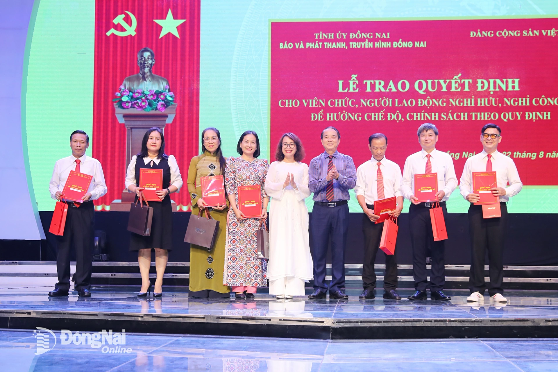 Tỉnh ủy viên, Tổng Biên tập Báo và Phát thanh, Truyền hình Đồng Nai Nguyễn Thị Minh Nhâm và Phó tổng biên tập Báo và Phát thanh, Truyền hình Đồng Nai Cao Quốc Sang trao quyết định và tặng quà cho các cán bộ, viên chức, người lao động được nghỉ hưu, nghỉ công tác. Ảnh: Huy Anh