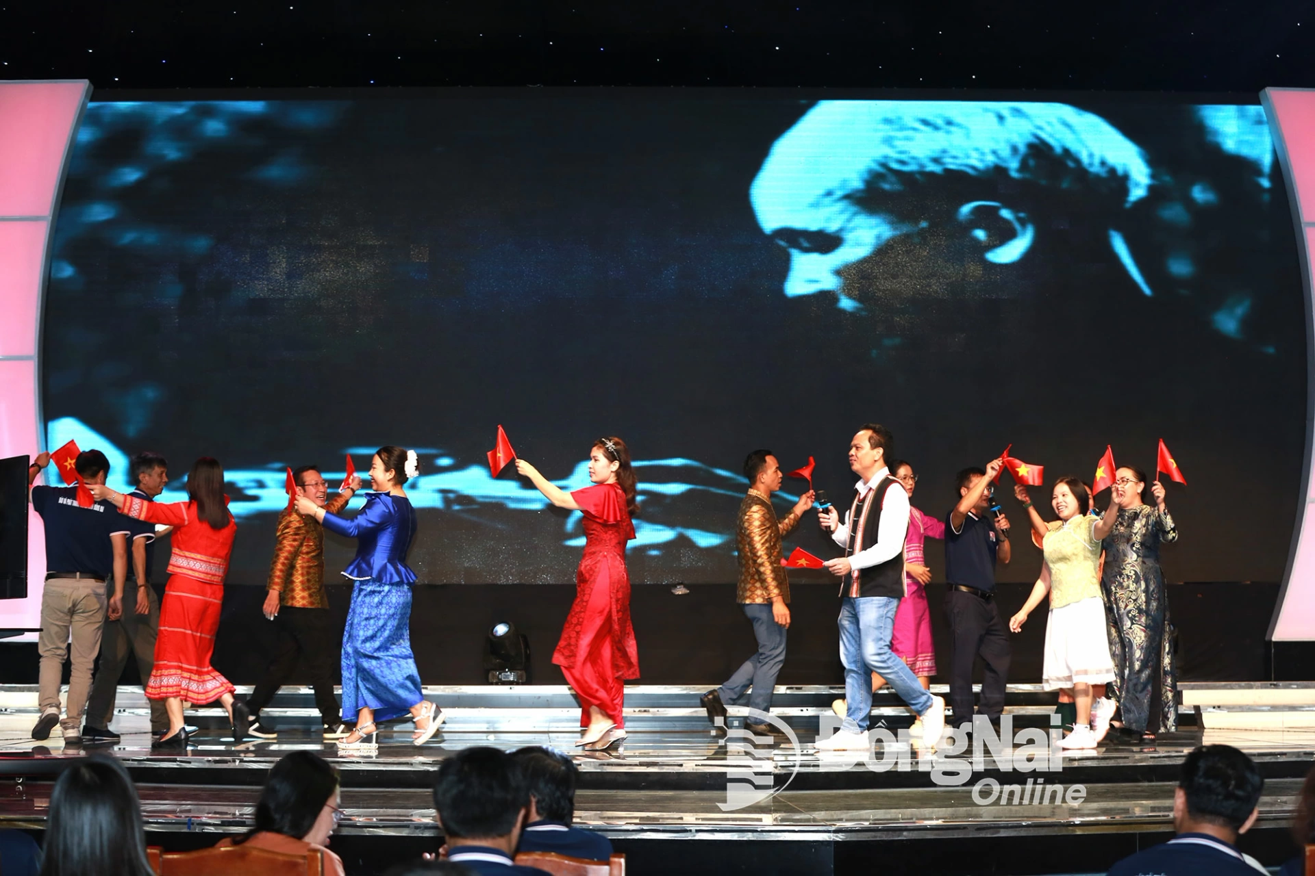 Tiết mục: tốp ca Như có Bác Hồ trong ngày vui đại thắng của Phòng Chuyên đề. Ảnh: Huy Anh