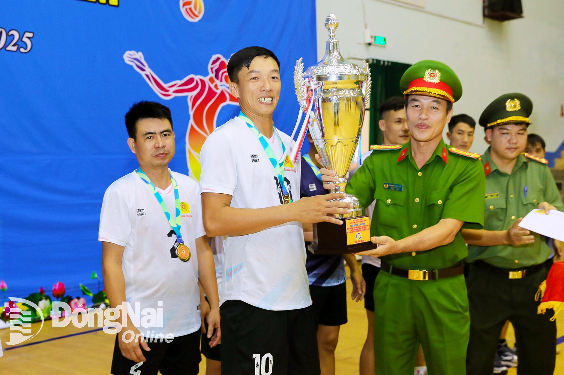 Đại tá Nguyễn Huy Hải, Phó Giám đốc Công an tỉnh Đồng Nai trao cúp vô địch cho đội Liên quân Phú Riềng. Ảnh: Huy Anh