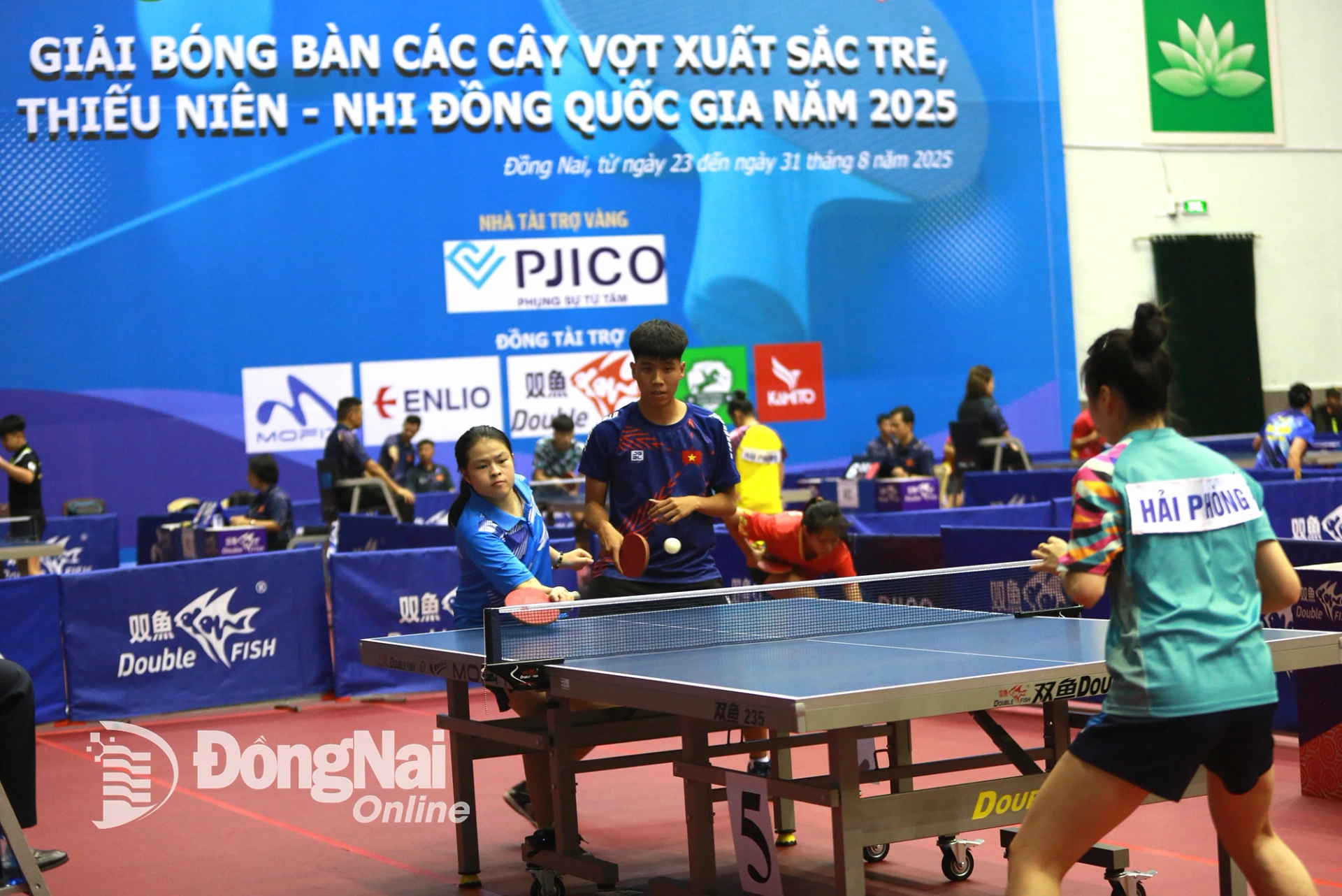 Các vận động viên thi đấu trong tối khai mạc giải. Ảnh: Huy Anh