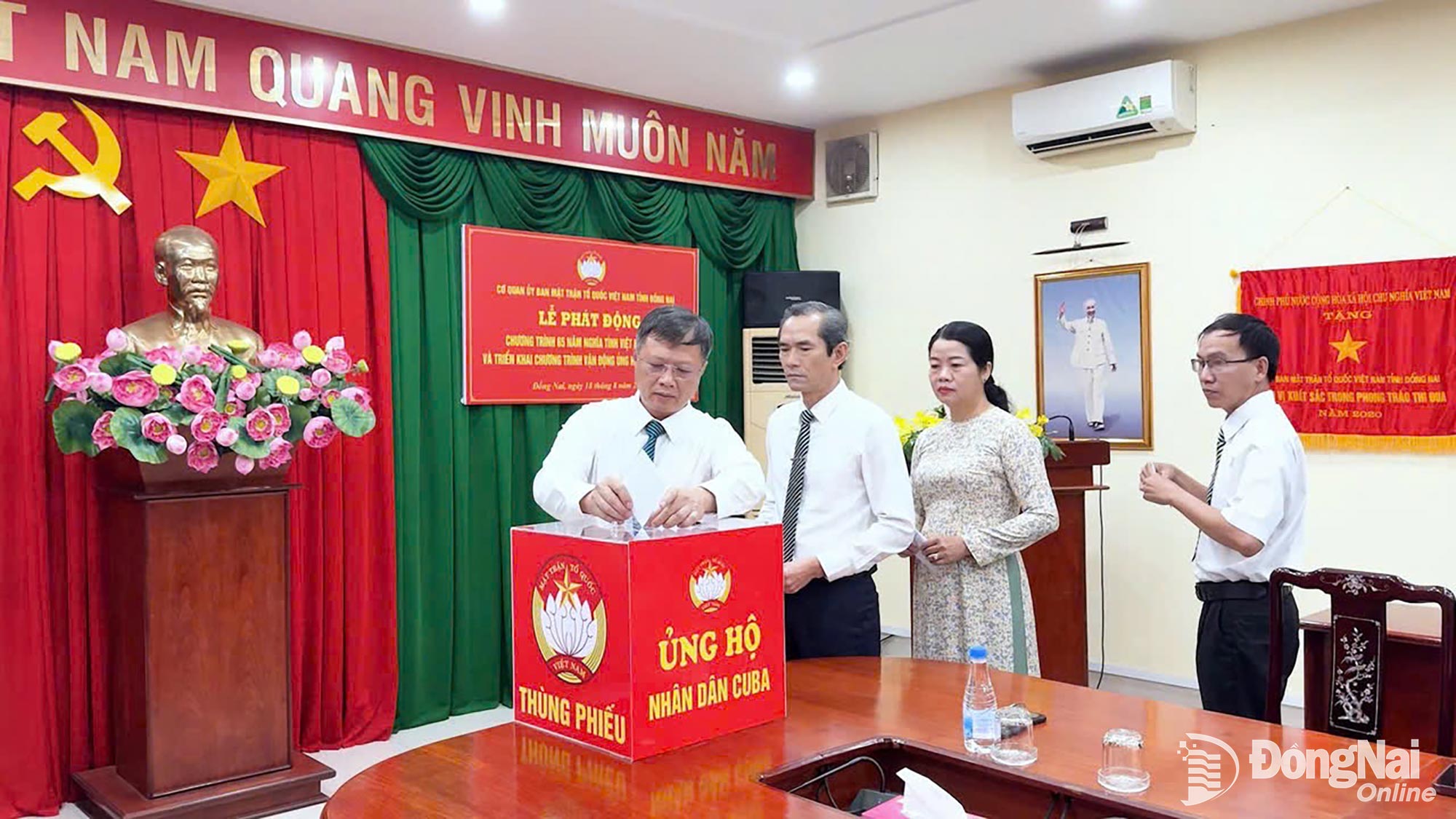 Leaders, officials, and civil servants of the Vietnam Fatherland Front Committee of Dong Nai province join hands to support the people of Cuba. Photo: Phuoc Tho