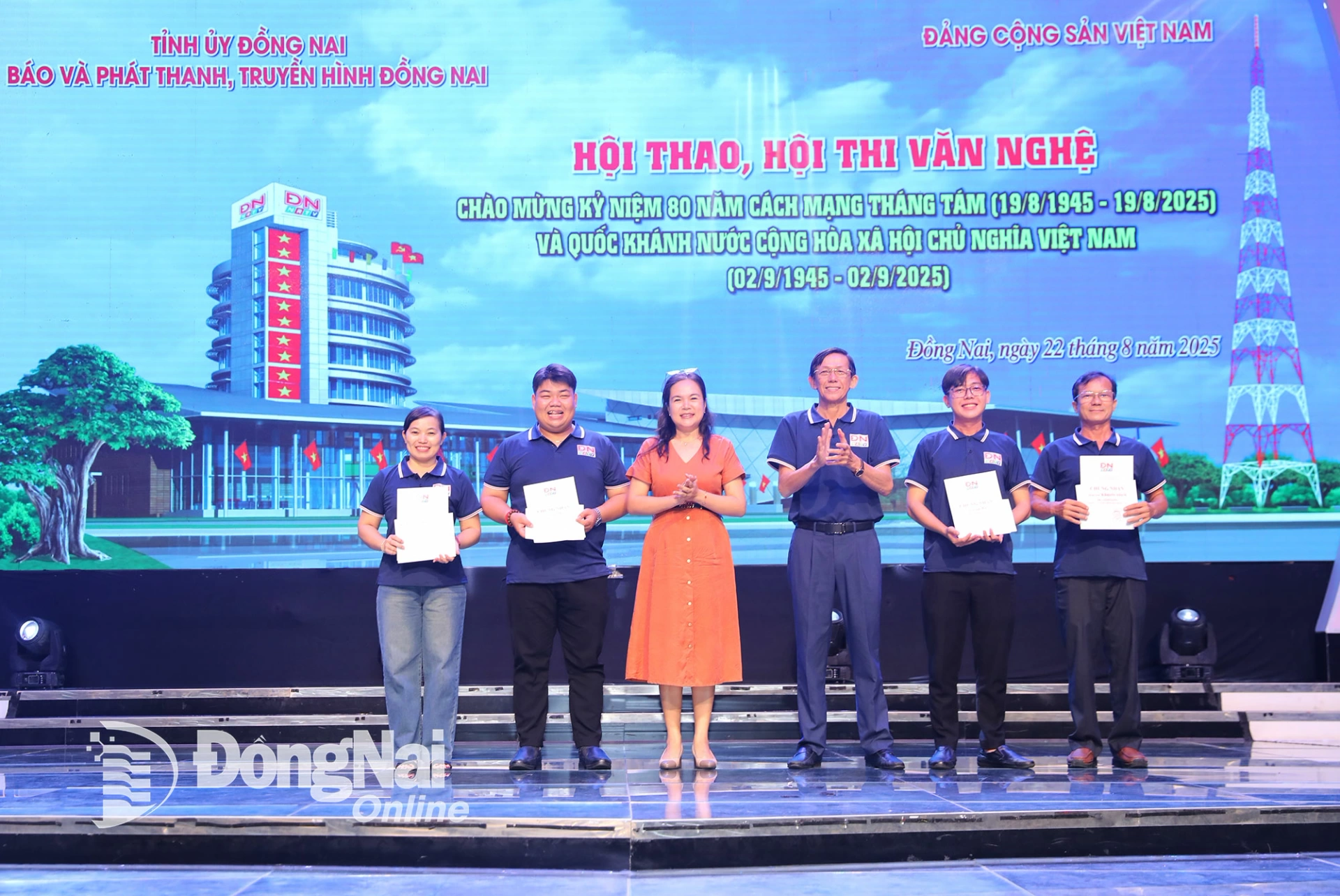 The organizing committee awards prizes to winners of the solo singing category of the karaoke contest. Photo: Huy Anh