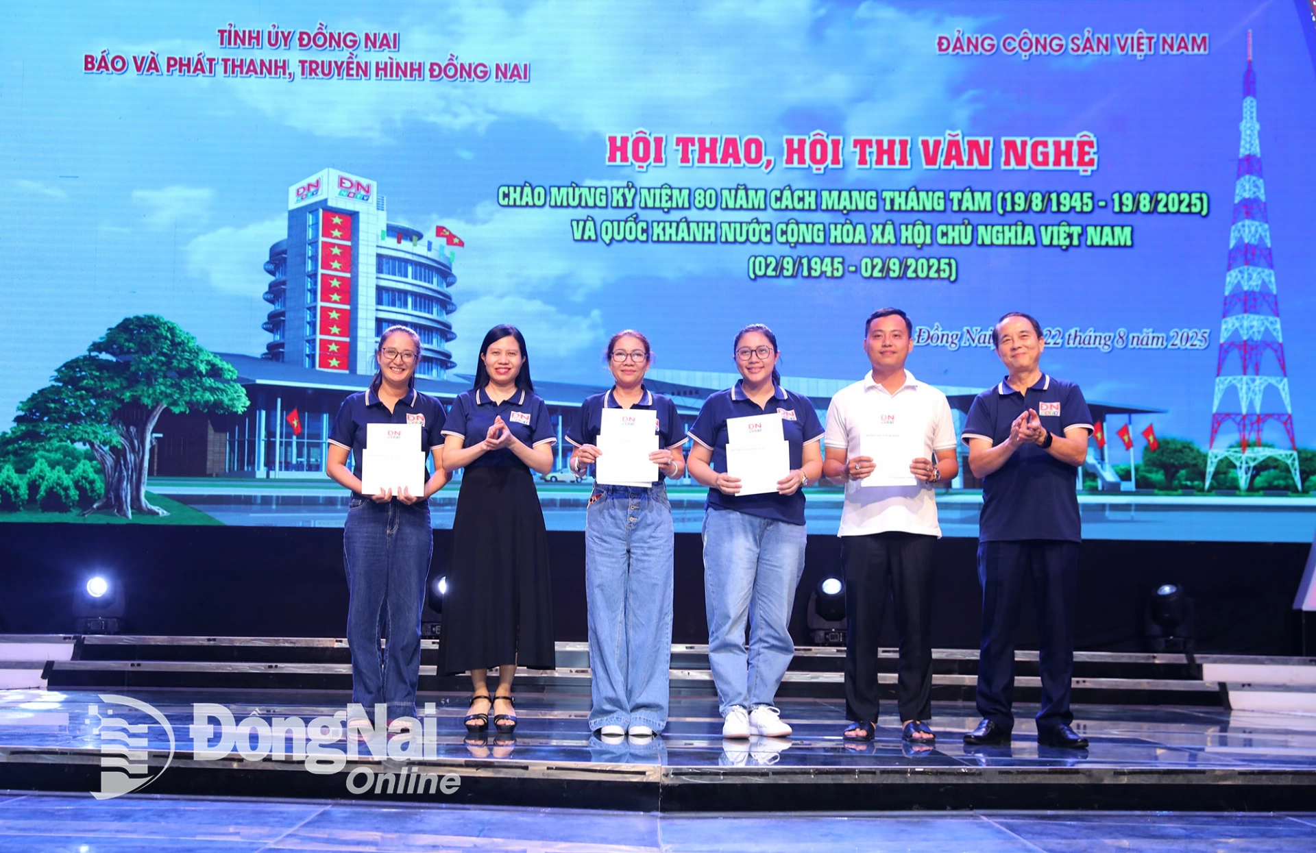 The organizing committee awards prizes to the top-ranking teams in sack jumping race. Photo: Huy Anh