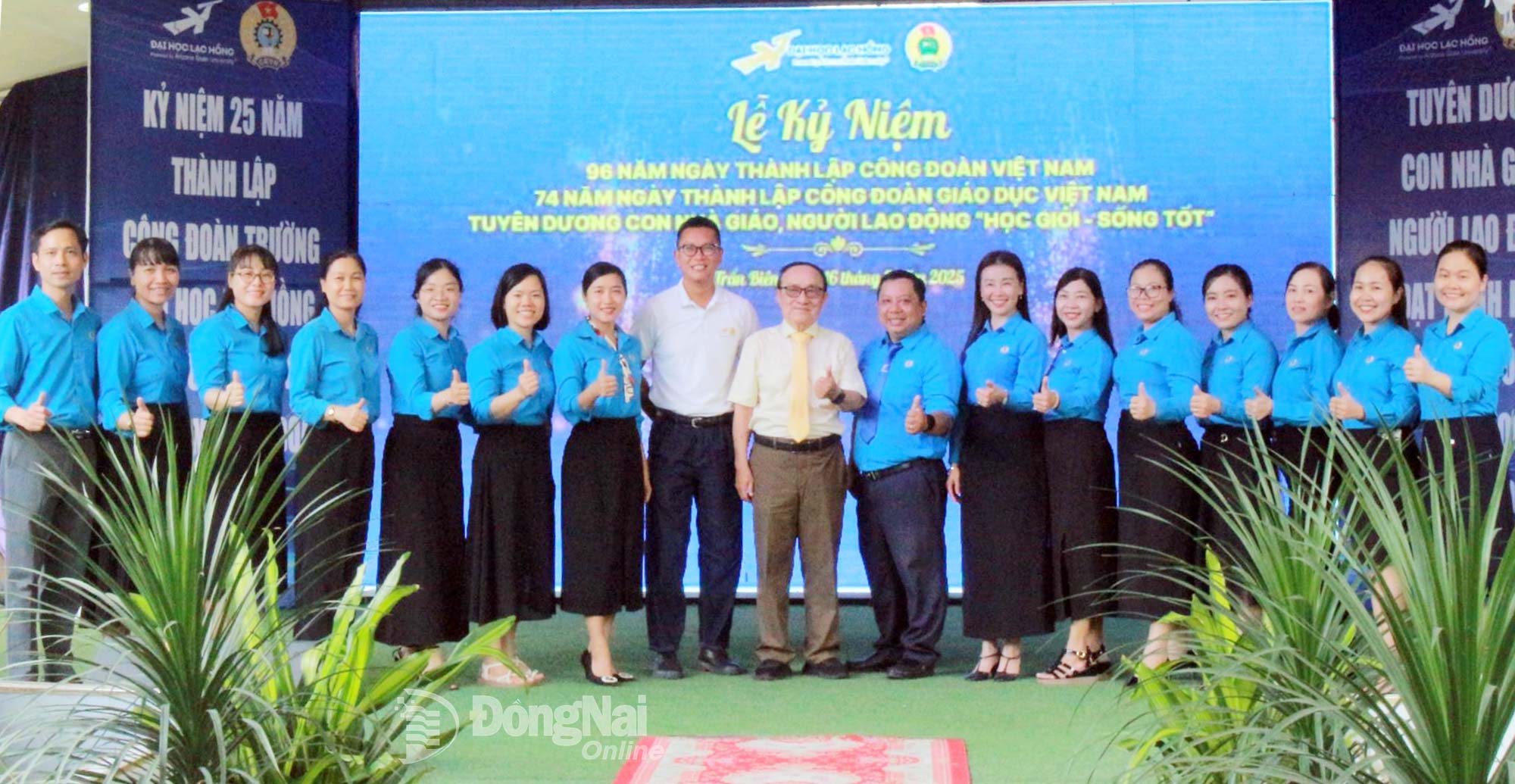 Ban Chấp hành Công đoàn Trường đại học Lạc Hồng chụp hình cùng các đại biểu tại buổi lễ. Ảnh: Lan Mai