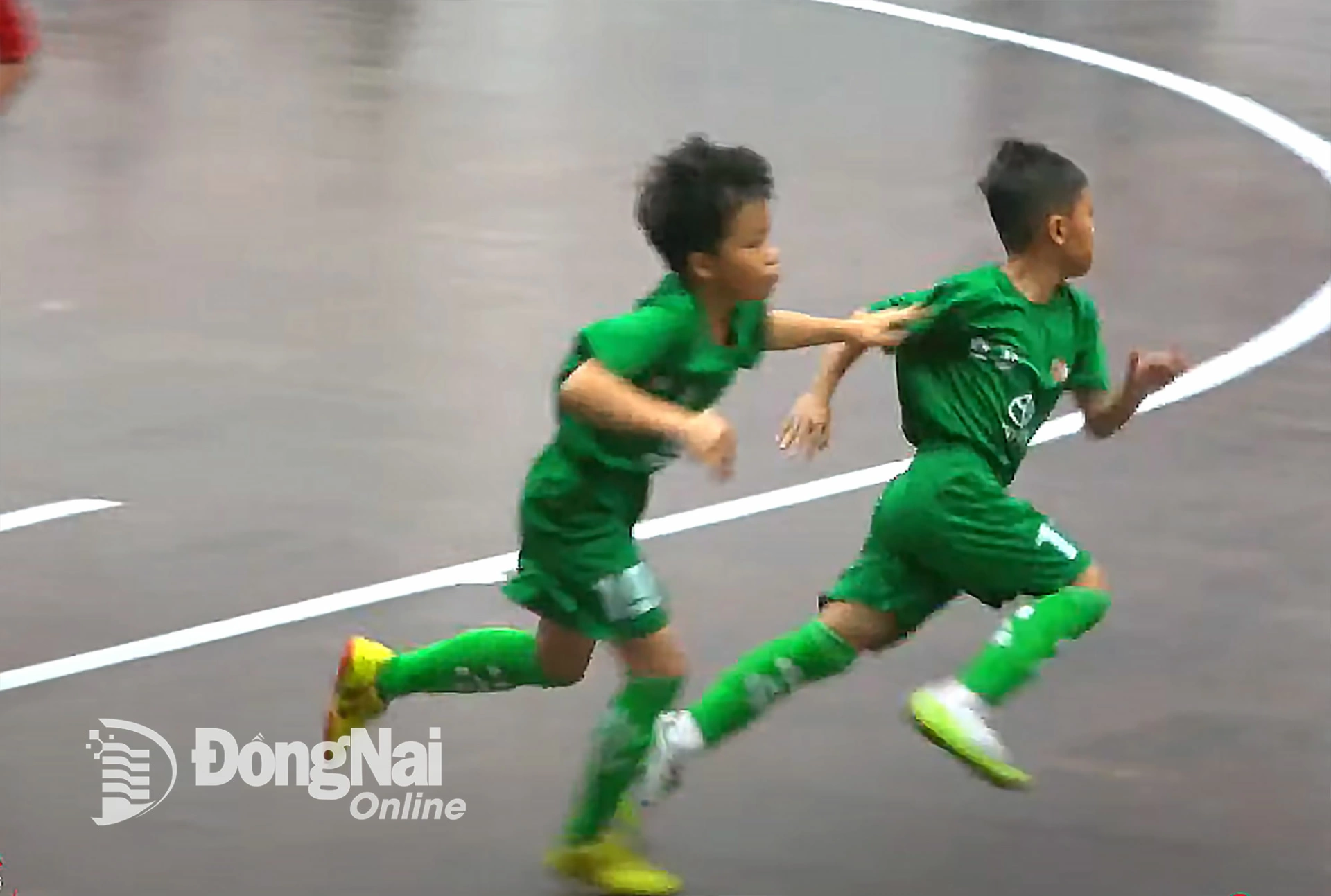 Le Ngoc Luan (front) and his teammates celebrate after scoring the goal to increase the score to 3-1 for their team. Photo: Screenshot