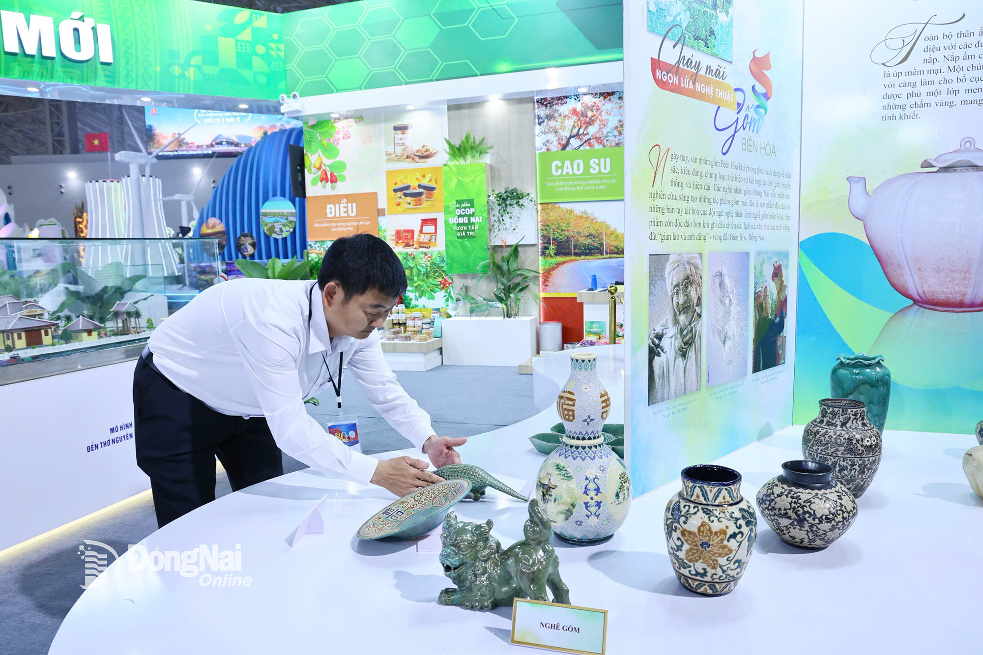 Dong Nai introduces many traditional Bien Hoa ceramic products at the National Achievements exhibition to celebrate the 80th anniversary of National Day (September 2). Photo: Cong Nghia