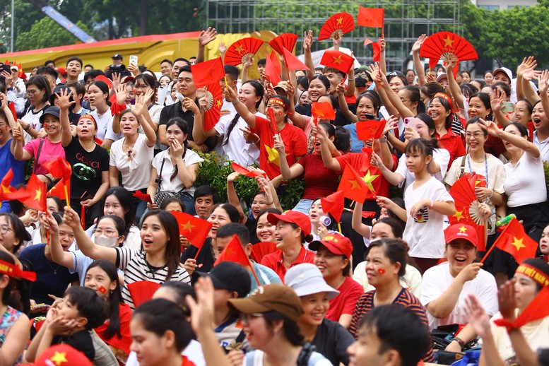 Không khí vui tươi chờ xem diễu binh, diễu hành trên các tuyến phố Thủ đô