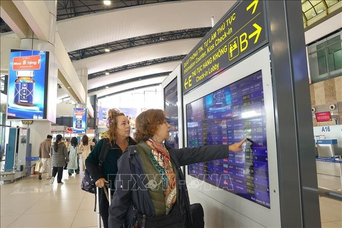 Foreign tourists at Noi Bai International Airport. (Photo: VNA)
