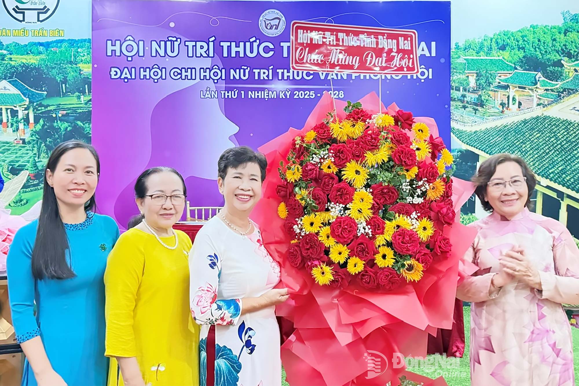 Nhà giáo ưu tú, Tiến sĩ Nguyễn Thị Thu Lan (bìa phải), Chủ tịch Hội Nữ trí thức tỉnh Đồng Nai tặng hoa chúc mừng đại hội. Ảnh: ĐVCC