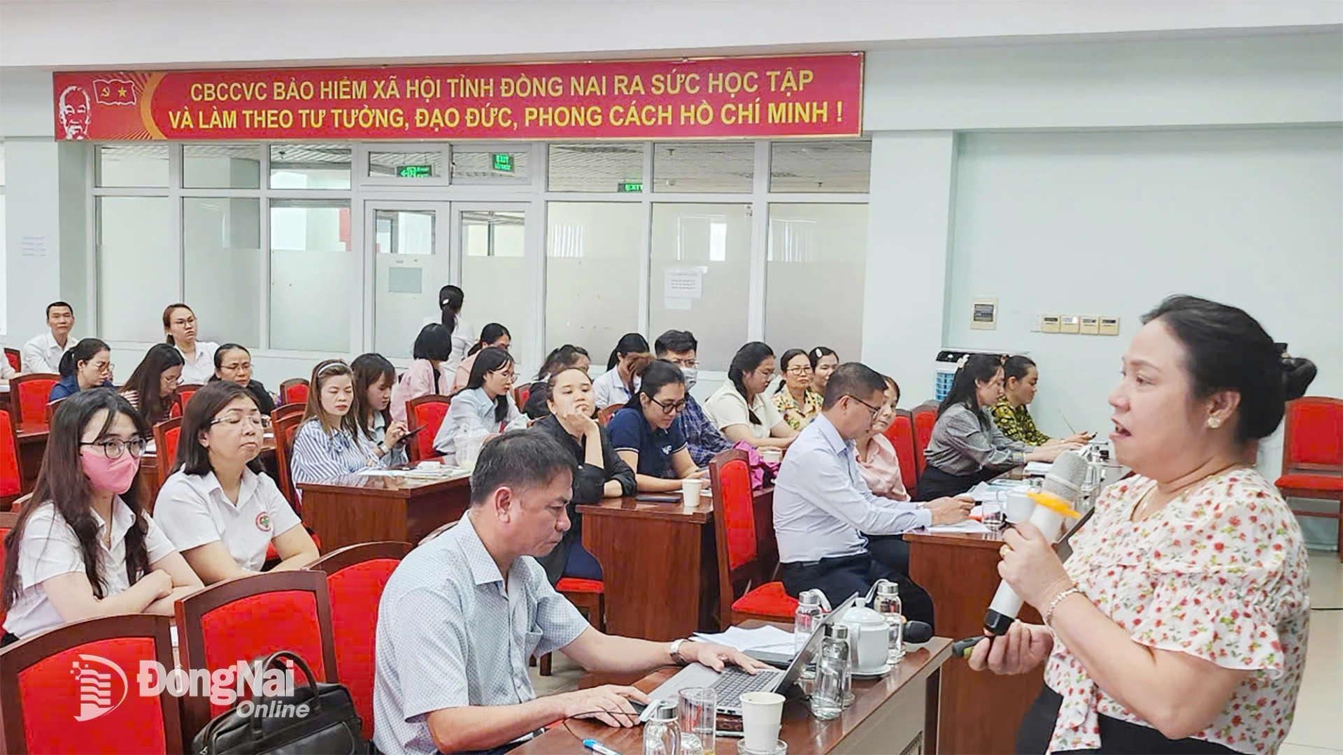 Bà Võ Thị Thanh Hồng, Trưởng phòng Quản lý thu, Bảo hiểm xã hội Đồng Nai phổ biến chính sách bảo hiểm xã hội mới. Ảnh: Viết Cường