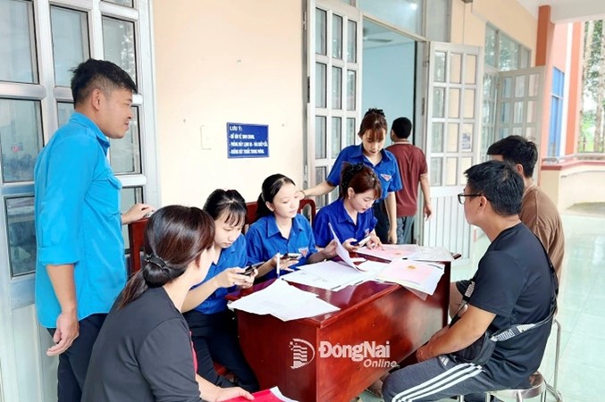 Dong Phu commune youth union members support people with land registration procedures. Photo: Doan Hung

