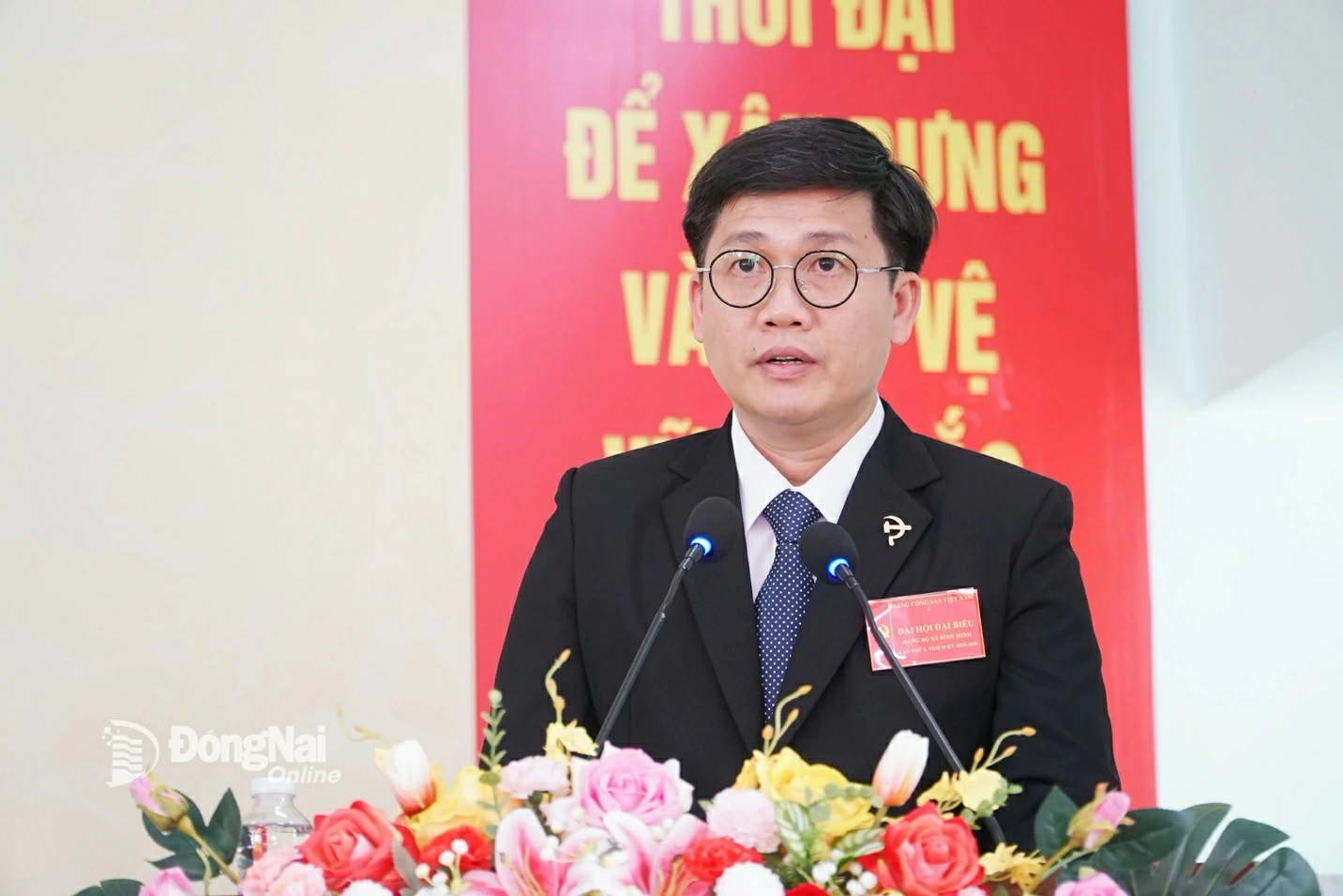 Deputy Party Secretary, Chairman of the Peoples Committee of Binh Minh Commune, Tran Duc Hoa, reads the political report at the congress. Photo: Dang Hung
