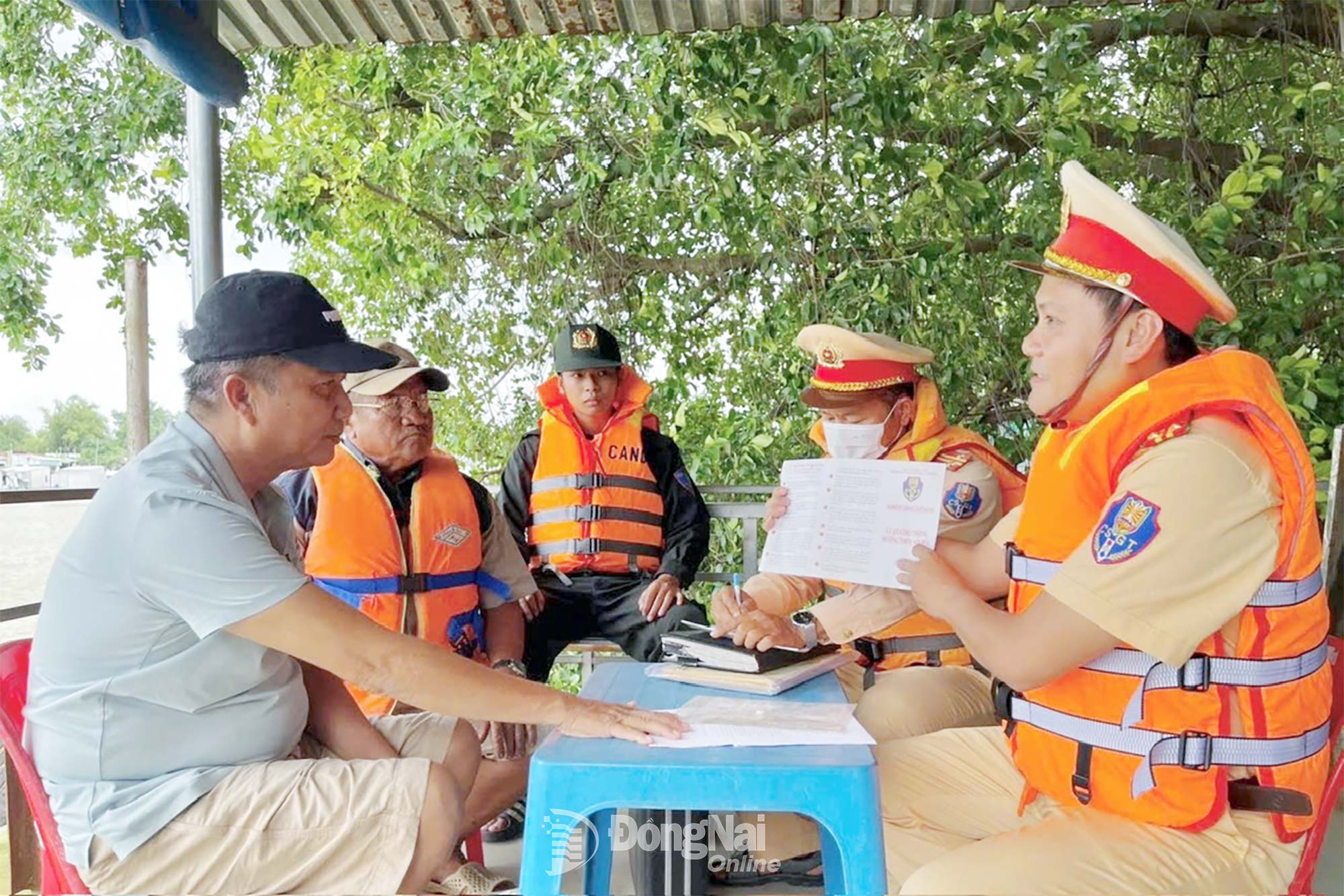Bên cạnh lan tỏa qua mạng xã hội, việc tuyên truyền an toàn giao thông trực tiếp vẫn được lực lượng chức năng chú trọng. Ảnh: Đăng Tùng