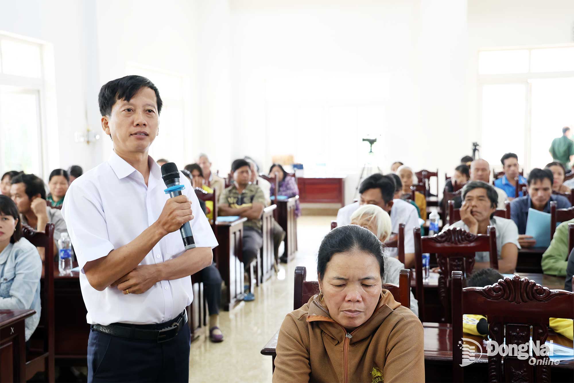 Ổng Phạm Thế Huân, Trưởng Trạm Chăn nuôi và thủy sản khu vực 9 hướng dẫn cho bà con về quy trình chọn giống, xây dựng chuồng trại, cách chăm sóc, nuôi dưỡng bò sinh sản, cũng như các biện pháp phòng, trị bệnh thường gặp trên bò. Ảnh: Anh Đức