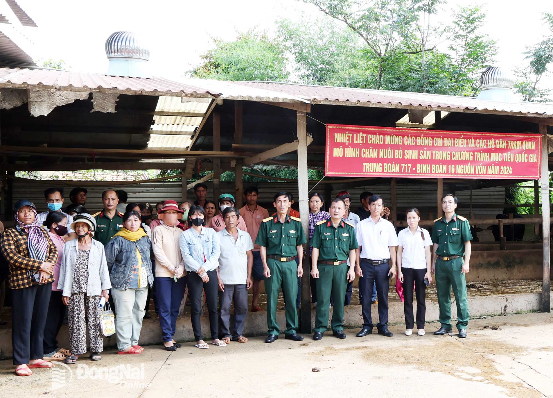 Các hộ dân tham quan, học tập kinh nghiệm từ những mô hình chăn nuôi bò sinh sản thành công trên địa bàn. Ảnh: Anh Đức