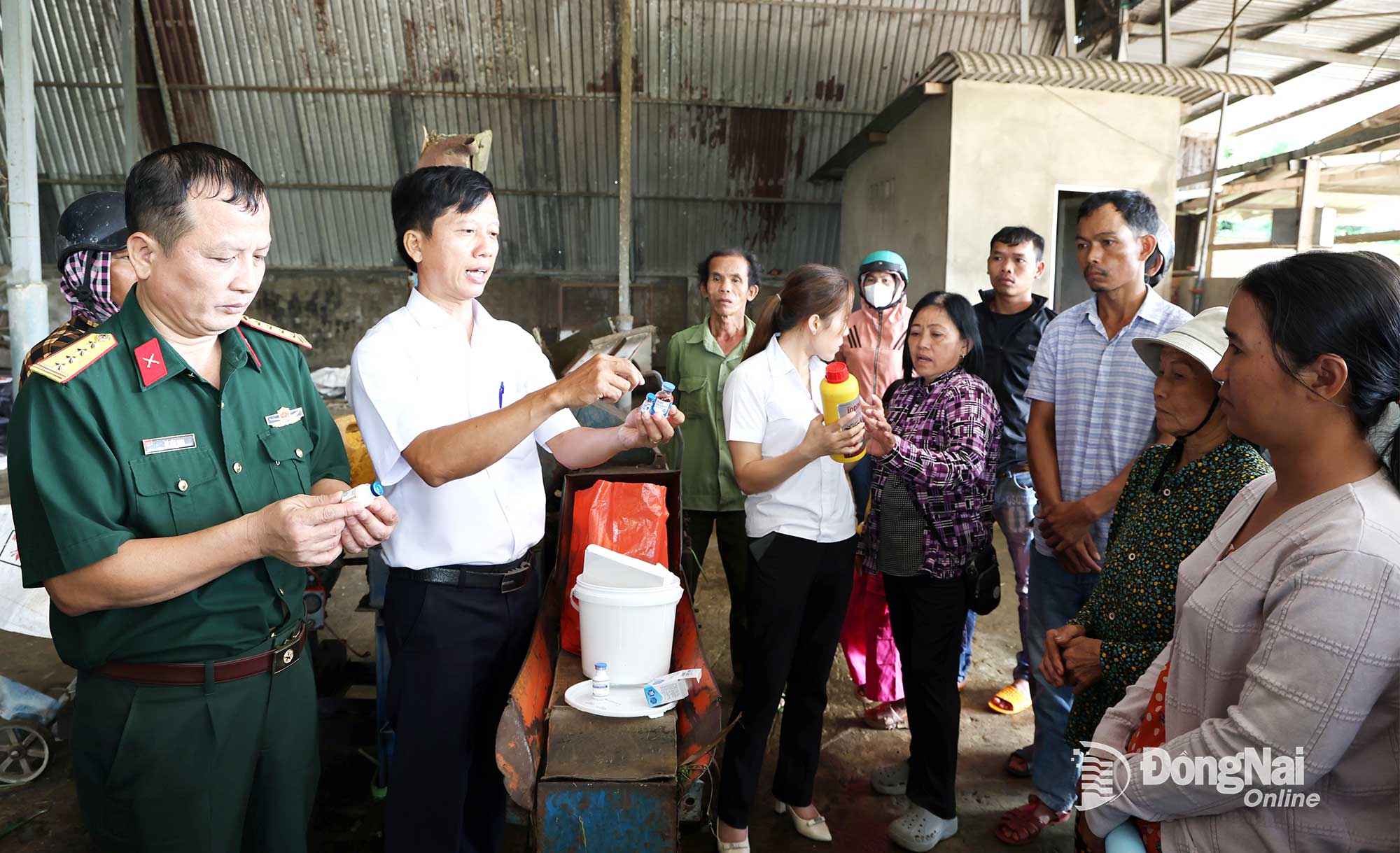 Cán bộ Trạm Chăn nuôi và thủy sản khu vực 9 hướng dẫn cho bà con về các loại thuốc, vaccine phòng, trị bệnh thường gặp trên bò. Ảnh: Anh Đức