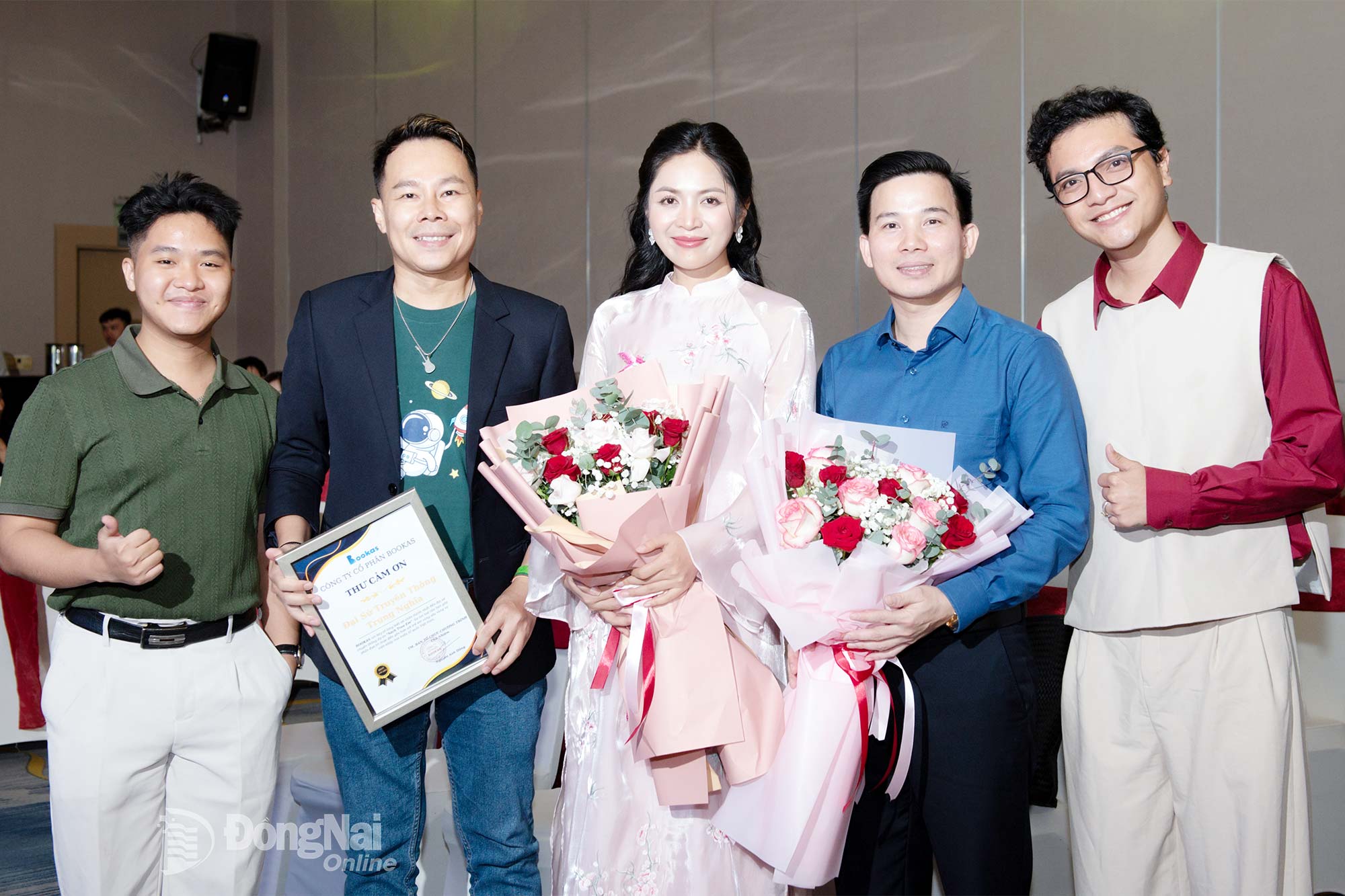 Ca sĩ Nguyễn Duyên Quỳnh (giữa) tại Lễ phát động Chương trình Sách trao em ngày 8-8.