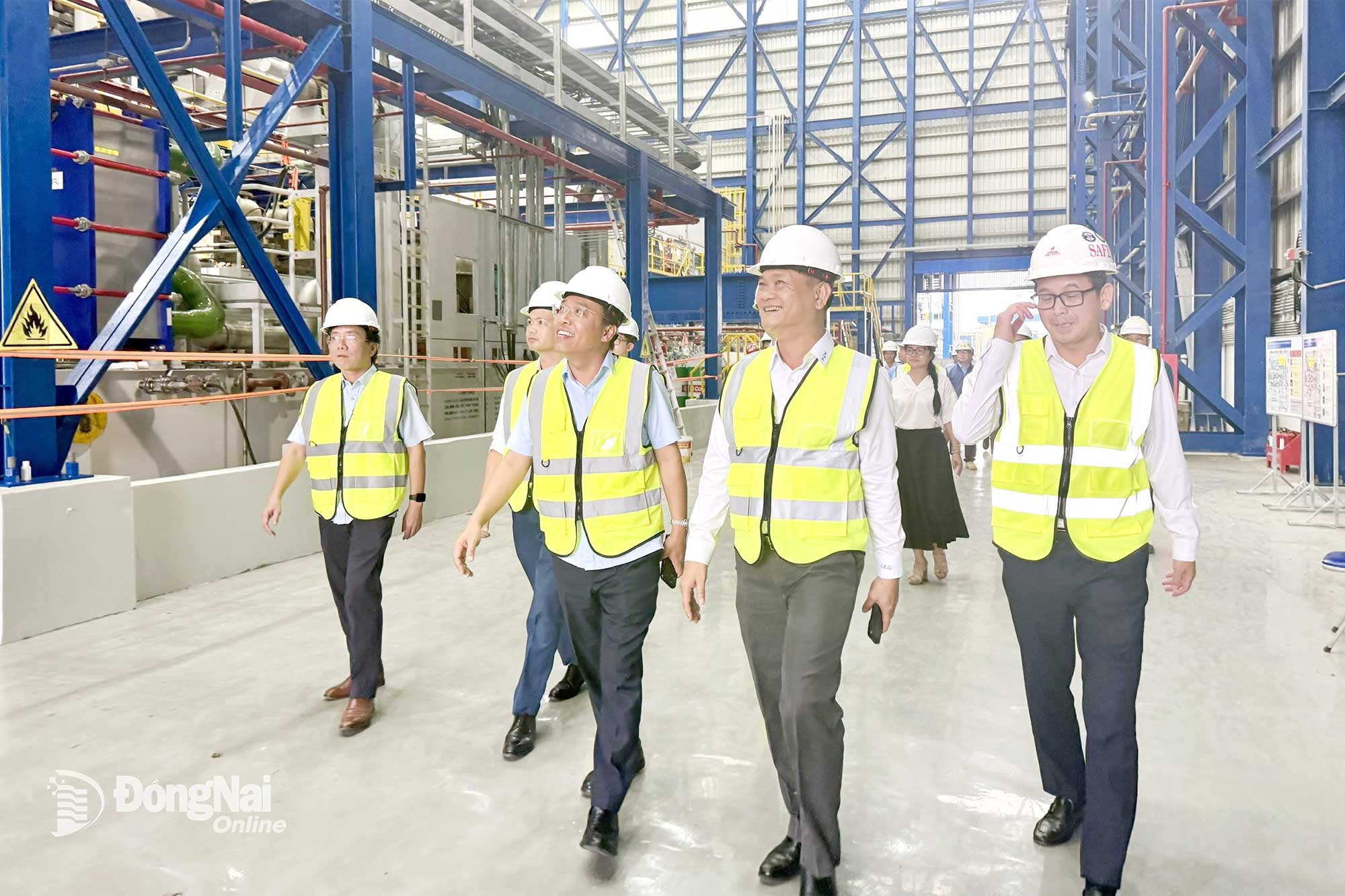 The Ministry of Industry and Trade’s working delegation inspects the Nhon Trach 3 and 4 Power Plant Project. Photo: Contributor