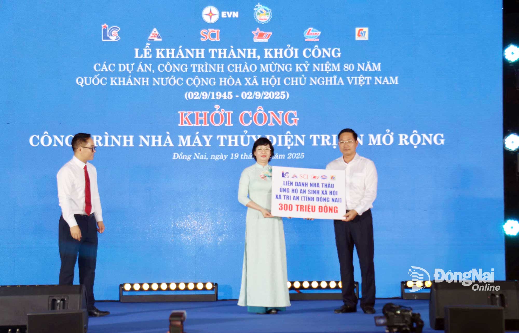 Đại diện liên danh nhà thầu ủng hộ an sinh xã hội cho địa phương. Ảnh: Hoàng Lộc