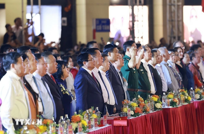 Thủ tướng Phạm Minh Chính và các đại biểu dự Chương trình nghệ thuật đặc biệt Hà Nội-Từ mùa Thu lịch sử năm 1945. (Ảnh: Dương Giang/TTXVN)
