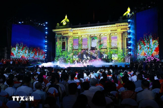 Chương trình nghệ thuật Hà Nội-từ mùa Thu lịch sử năm 1945. (Ảnh: Dương Giang/TTXVN)
