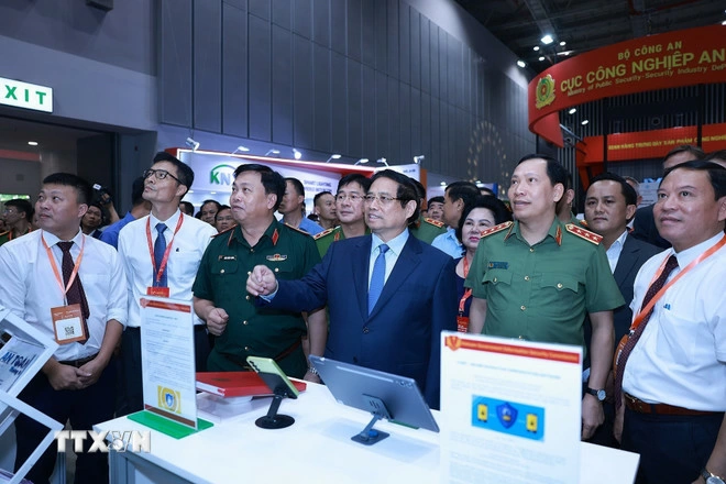 Thủ tướng Phạm Minh Chính tham quan Triển lãm quốc tế về kỹ thuật và phương tiện phòng cháy chữa cháy, cứu nạn cứu hộ và thiết bị an ninh, an toàn bảo vệ năm 2025. (Ảnh: Dương Giang/TTXVN)
