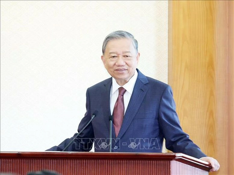 Tổng Bí thư khẳng định, Huy hiệu Đảng là phần thưởng cao quý của Đảng, ghi nhận sự cống hiến và những đóng góp to lớn đối với sự nghiệp cách mạng của Đảng và dân tộc ta. Việc trao tặng Huy hiệu Đảng đúng dịp kỷ niệm 80 năm Quốc khánh nước Cộng hòa XHCN Việt Nam càng có ý nghĩa đặc biệt sâu sắc - Ảnh: TTXVN