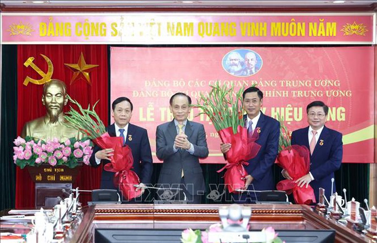 Chánh Văn phòng Trung ương Đảng Lê Hoài Trung trao Huy hiệu 40 năm và 30 năm tuổi Đảng cho các đồng chí lãnh đạo Ban Nội chính Trung ương - Ảnh: TTXVN