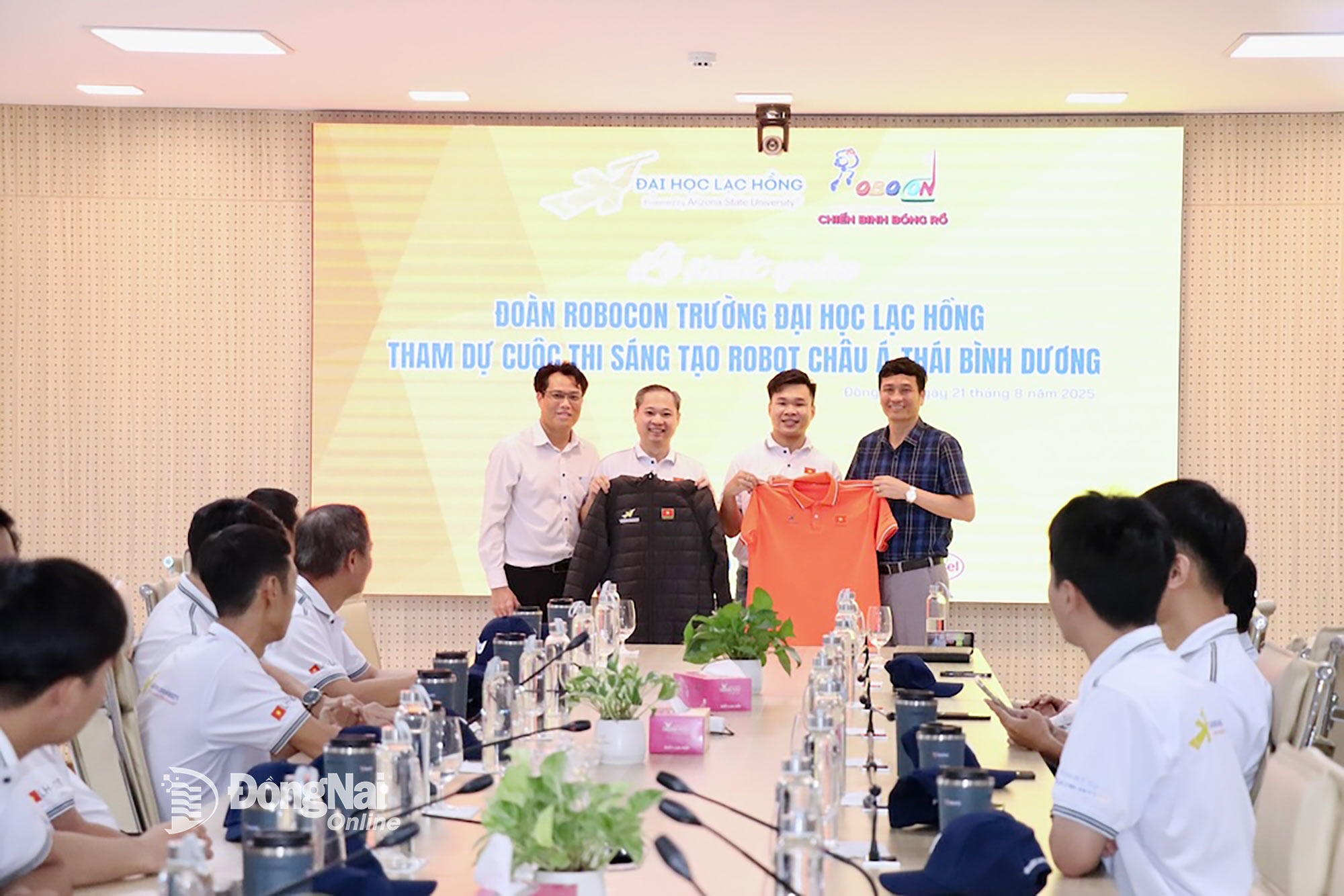 PGS.TS Nguyễn Vũ Quỳnh, Phó Hiệu trưởng Trường đại học Lạc Hồng trao áo thi đấu cho đại diện đội tuyển. Ảnh: Hải Yến
