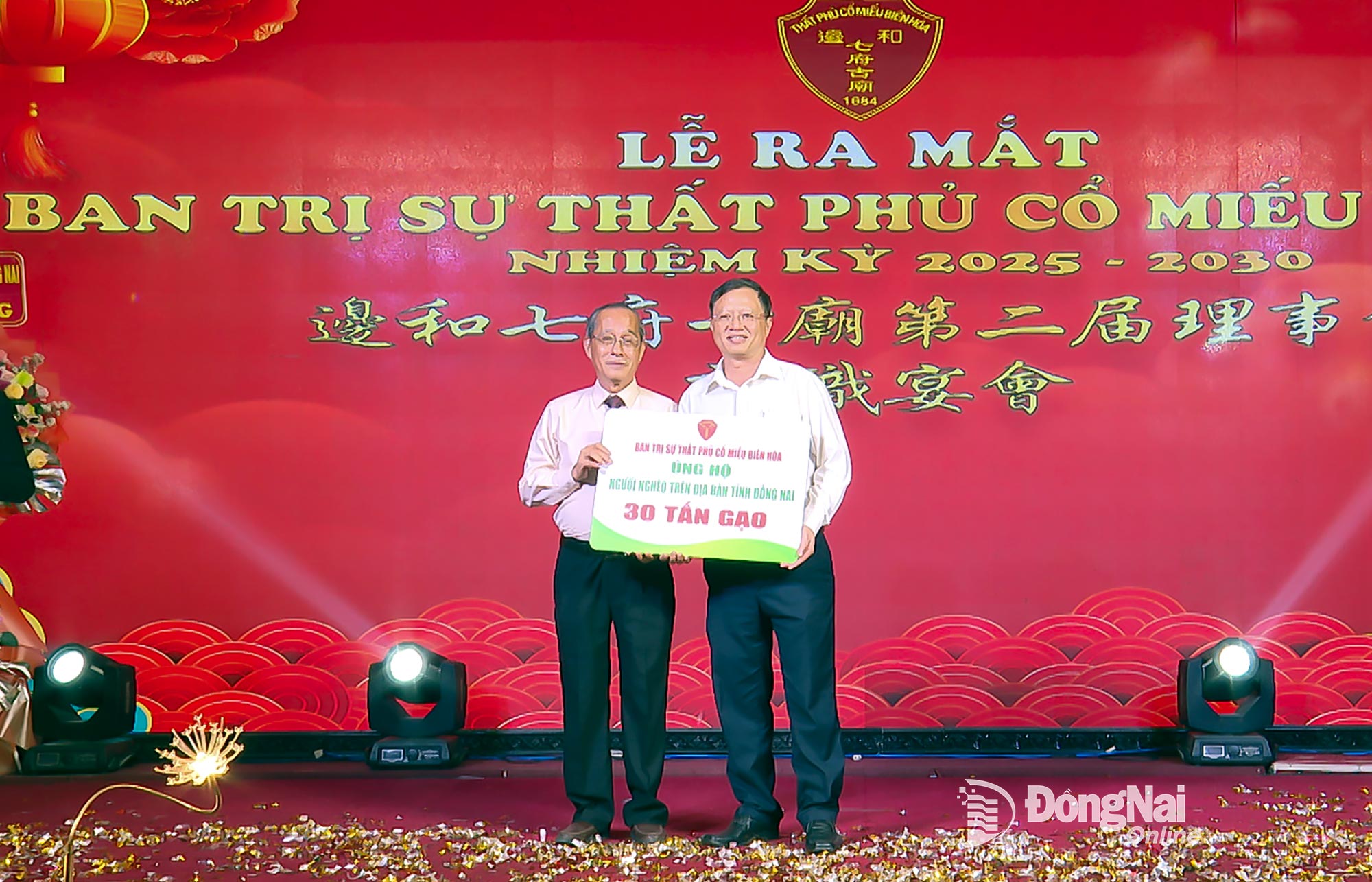 The Management Board of That Phu Co Mieu presents a symbolic plaque for 30 tons of rice to the Vietnam Fatherland Front Committee of Dong Nai Province. Photo: Dang Hung