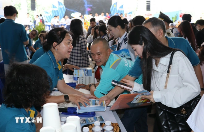 Job seekers attend a recruitment fair for Long Thanh International Airport in Dong Nai Province - PHOTO: VNA