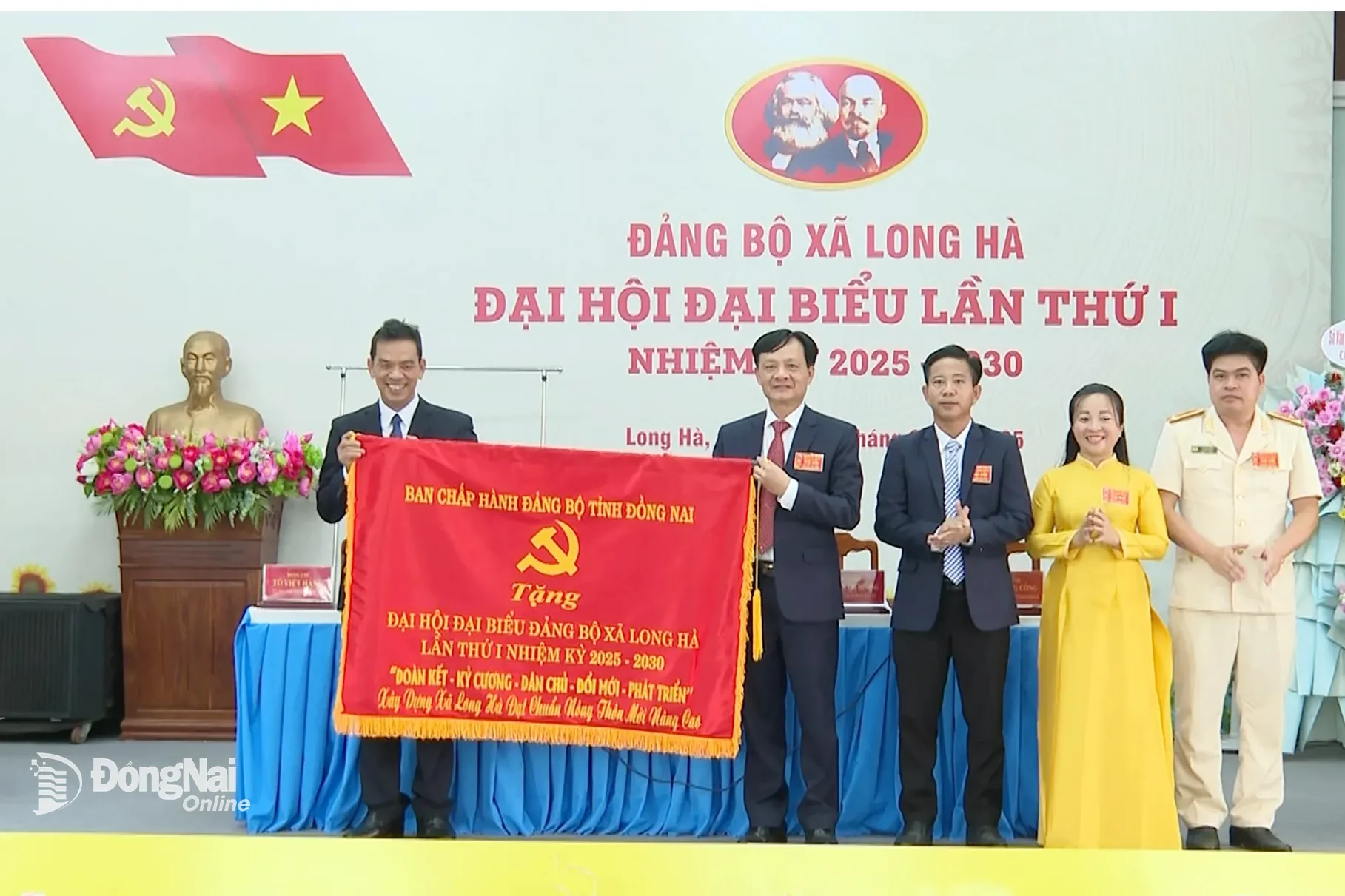 Ủy viên Ban Thường vụ Tỉnh ủy, Chủ nhiệm Ủy ban Kiểm tra Tỉnh ủy Đồng Nai Trần Trung Nhân trao bức trướng của Ban Chấp hành Đảng bộ tỉnh tặng đại hội. Ảnh: Văn Đoàn