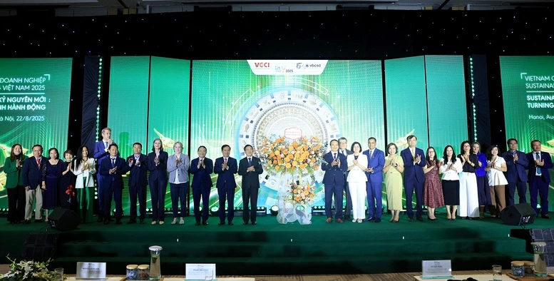 Phó Thủ tướng Hồ Đức Phớc trao tặng lẵng hoa tươi thắm chúc mừng kỷ niệm 15 năm thành lập và hoạt động của VBCSD