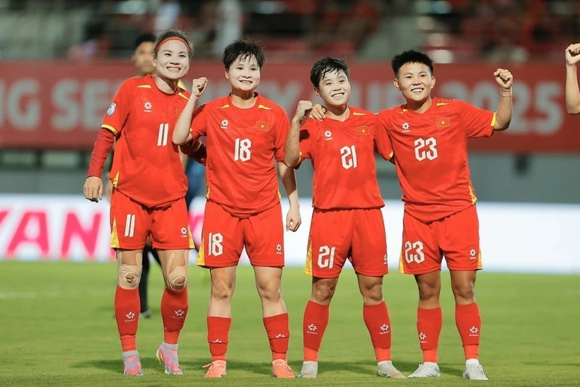 Vietnamese female footbalers deliver an impressive performance at the opener of the MSIG Serenity Cup 2025. (Photo: VNA)
