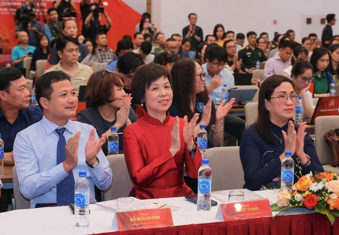 Các đại biểu tham dự buổi lễ khai trương Trung tâm Báo chí. (Ảnh: Hoàng Hiếu/TTXVN)