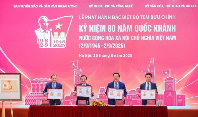 Ông Nguyễn Trọng Nghĩa, Uỷ viên Bộ Chính trị, Bí thư Trung ương Đảng, Trưởng Ban Tuyên giáo và Dân vận Trung ương và các đại biểu với bộ tem bưu chính đặc biệt kỷ niệm 80 năm Quốc khánh nước Cộng hoà xã hội chủ nghĩa Việt Nam (1945-2025). (Ảnh: Hoàng Hiếu/TTXVN)