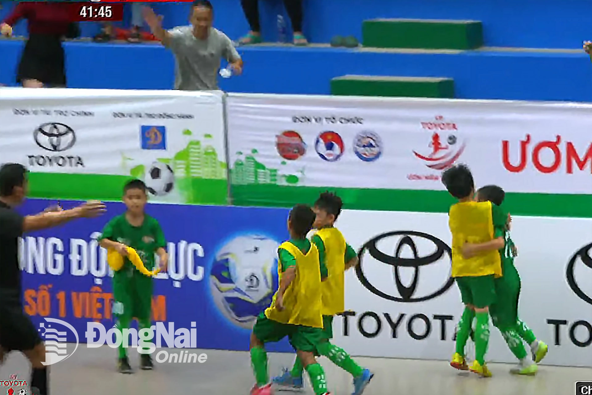 U.9 Van Tam Dong Nai players celebrate reaching the semi-finals of the tournament. Photo: Screenshot