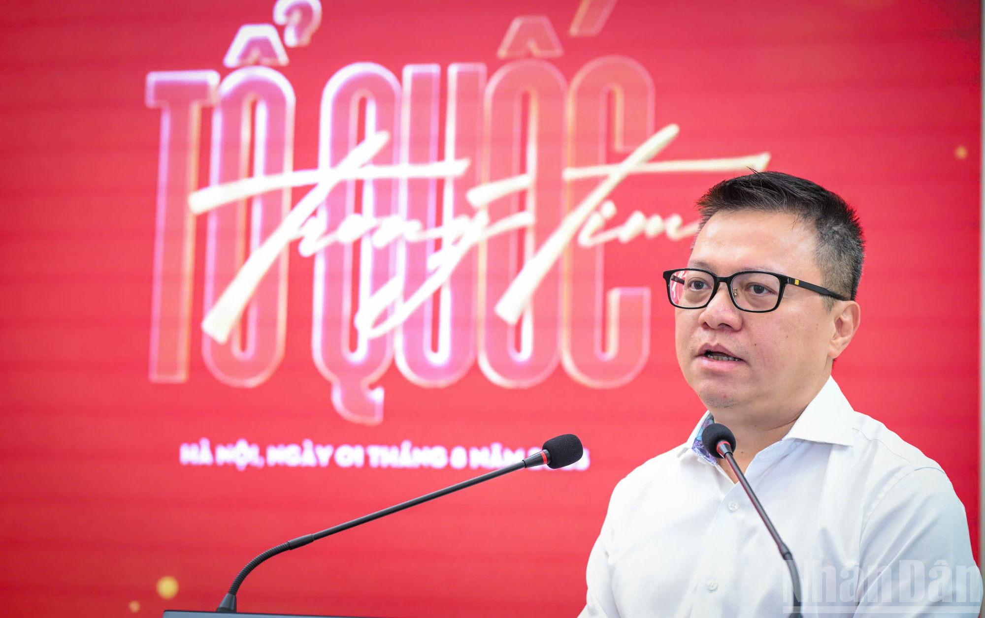  Tổng Biên tập Báo Nhân Dân Lê Quốc Minh chia sẻ, chương trình mang đến hành trình cảm xúc sâu sắc, kết nối ký ức hào hùng của quá khứ với khát vọng vươn mình của hiện tại và tương lai. 