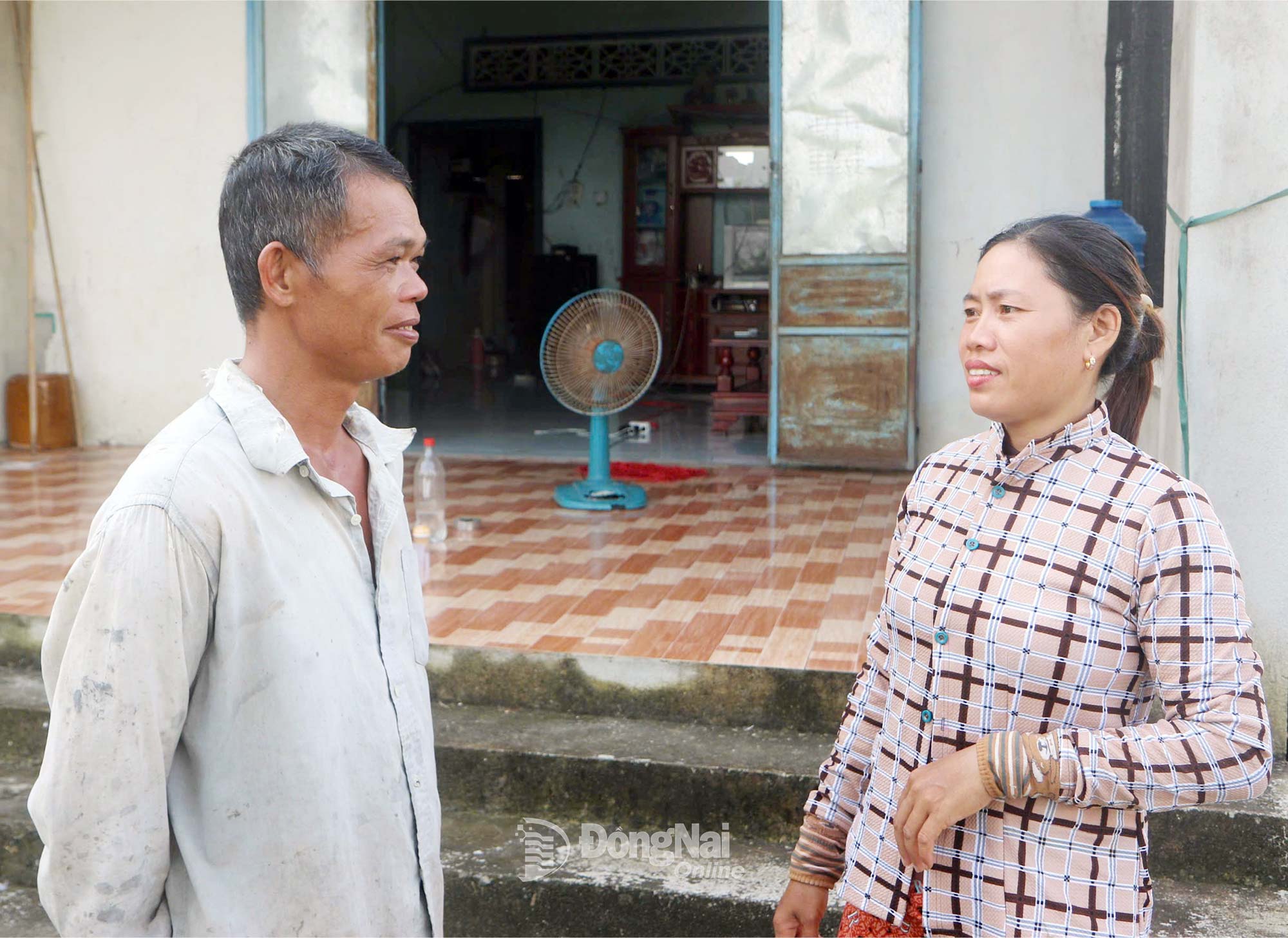 Ông Nông Văn Quyết (dân tộc Tày, ấp 8, xã Thanh Sơn) trao đổi cùng Tổ trưởng Tổ Tiết kiệm và Vay vốn ấp 8, về sử dụng app Ngân hàng Chính sách xã hội Việt Nam để chuyển tiền lãi hằng tháng thay vì phải có người đến nhà ông thu tiền như trước kia.