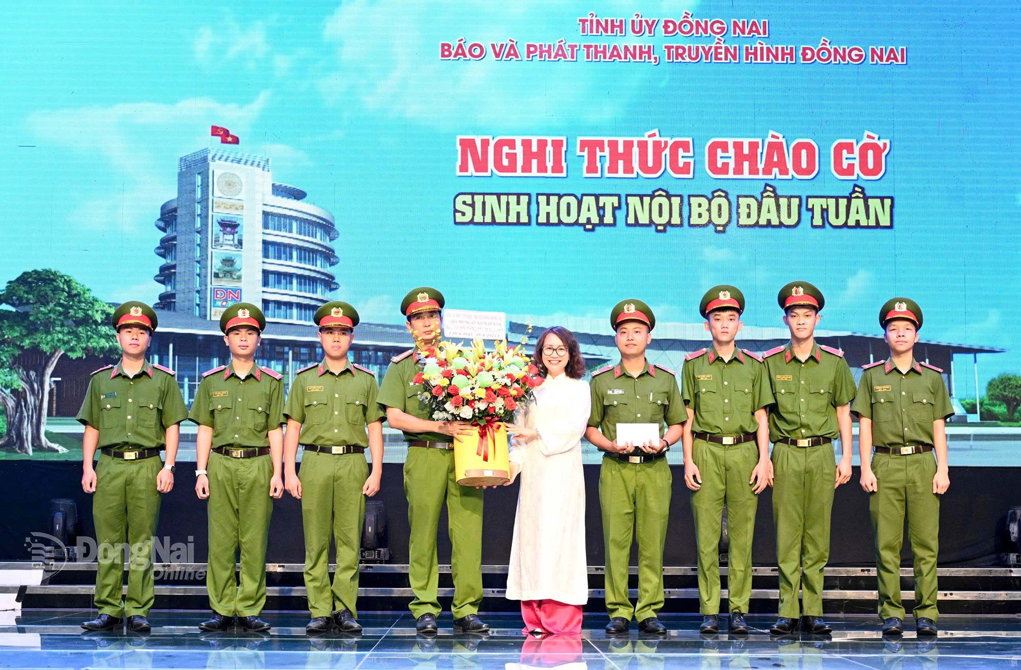Tỉnh ủy viên, Tổng Biên tập Báo và Phát thanh, Truyền hình Đồng Nai Nguyễn Thị Minh Nhâm chúc mừng Đội Cảnh sát bảo vệ mục tiêu nhân 80 năm Ngày truyền thống Công an nhân dân. Ảnh: Quốc Việt