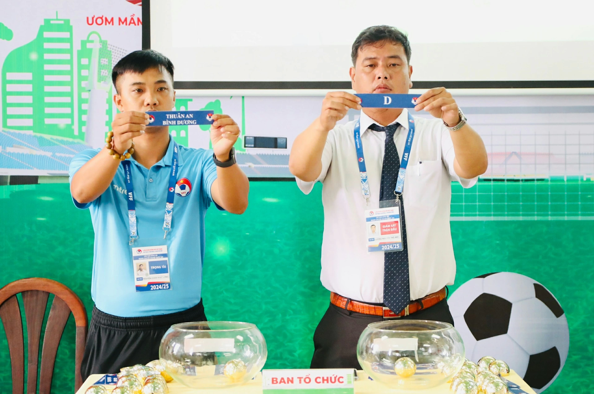 Đại diện Liên đoàn Bóng đá Việt Nam bốc thăm xếp lịch thi đấu. Ảnh: VFF