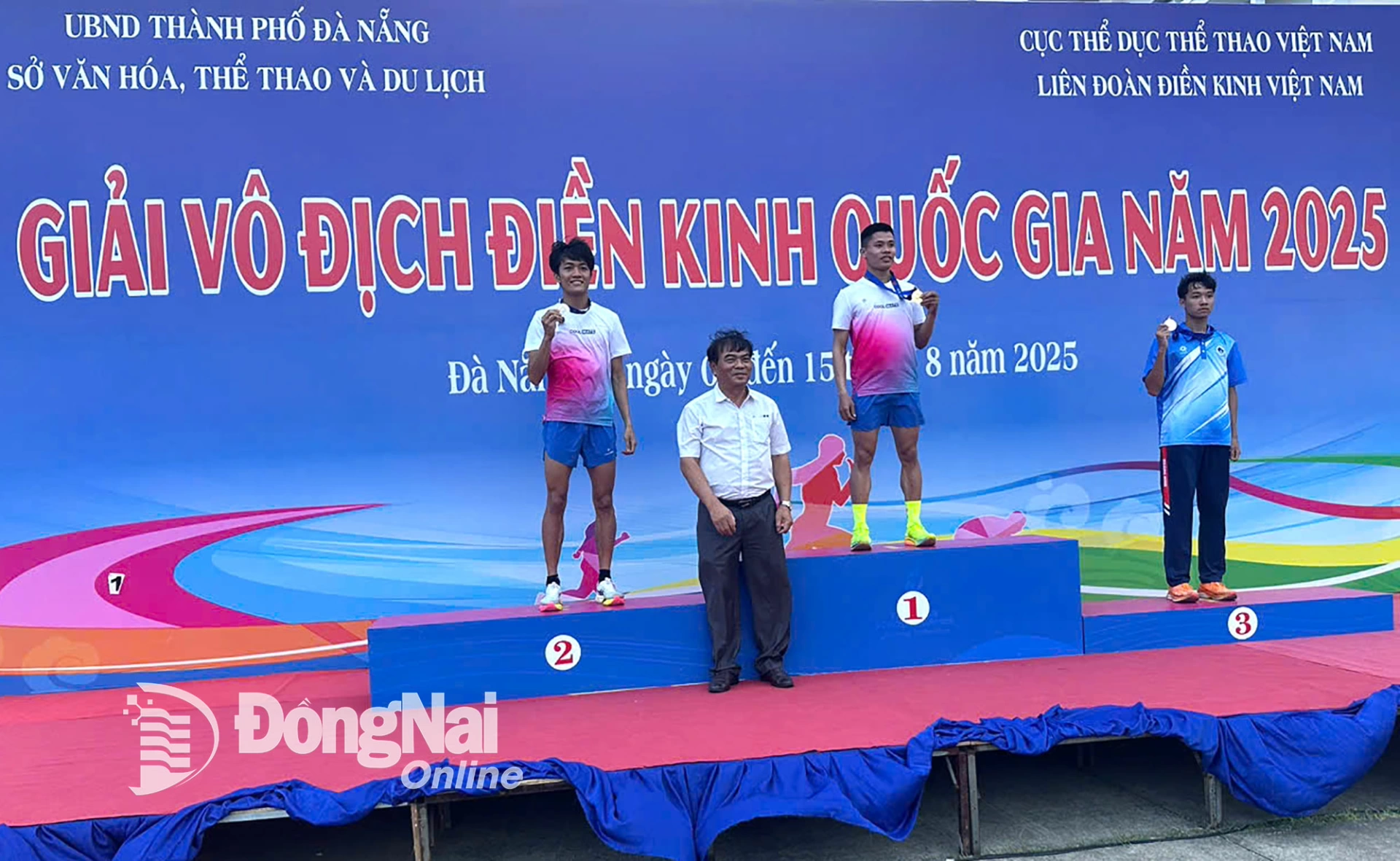 Vận động viên Sầm Văn Đời và Lương Đức Phước trên bục nhận huy chương nội dung 800m nam. Ảnh: ĐVCC