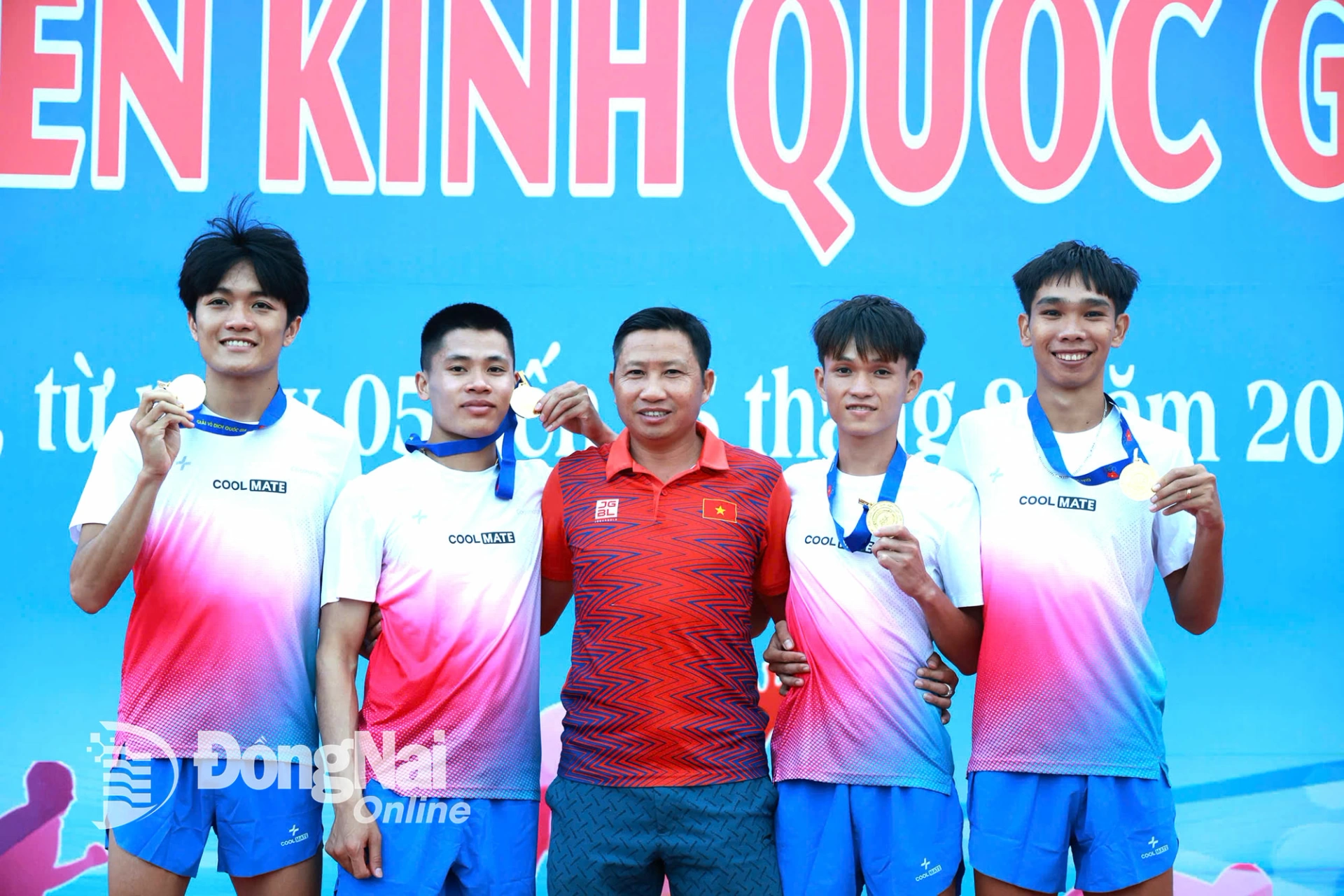 Huấn luyện viên Nguyễn Ngọc Quang (giữa) cùng đội tiếp sức 4x800m nam Đồng Nai (từ trái sang phải: Lương Đức Phước - Sầm Văn Đời - Lý Toàn Phát Dĩ - Trương Nhật Linh) ăn mừng khi năm thứ ba đoạt được thành tích huy chương vàng. Ảnh: ĐVCC